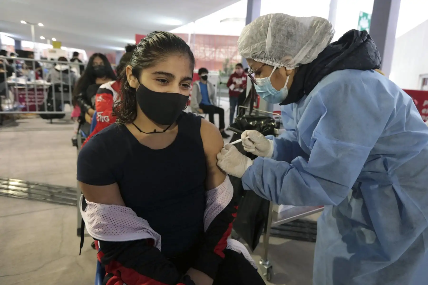 Más de 11 millones de dosis contra la covid 19 se aplicaron en vacunatorios operados por el Proyecto Legado. Durante el 2021 se instalaron e implementaron 31 centros de vacunación, actualmente se mantienen operando 25 locales donde participan más de 3000 voluntarios. El Proyecto Legado continúa siendo un aliado estratégico del Ministerio de Salud, brindando apoyo logístico y operativo en la lucha contra la pandemia. Foto: Legado