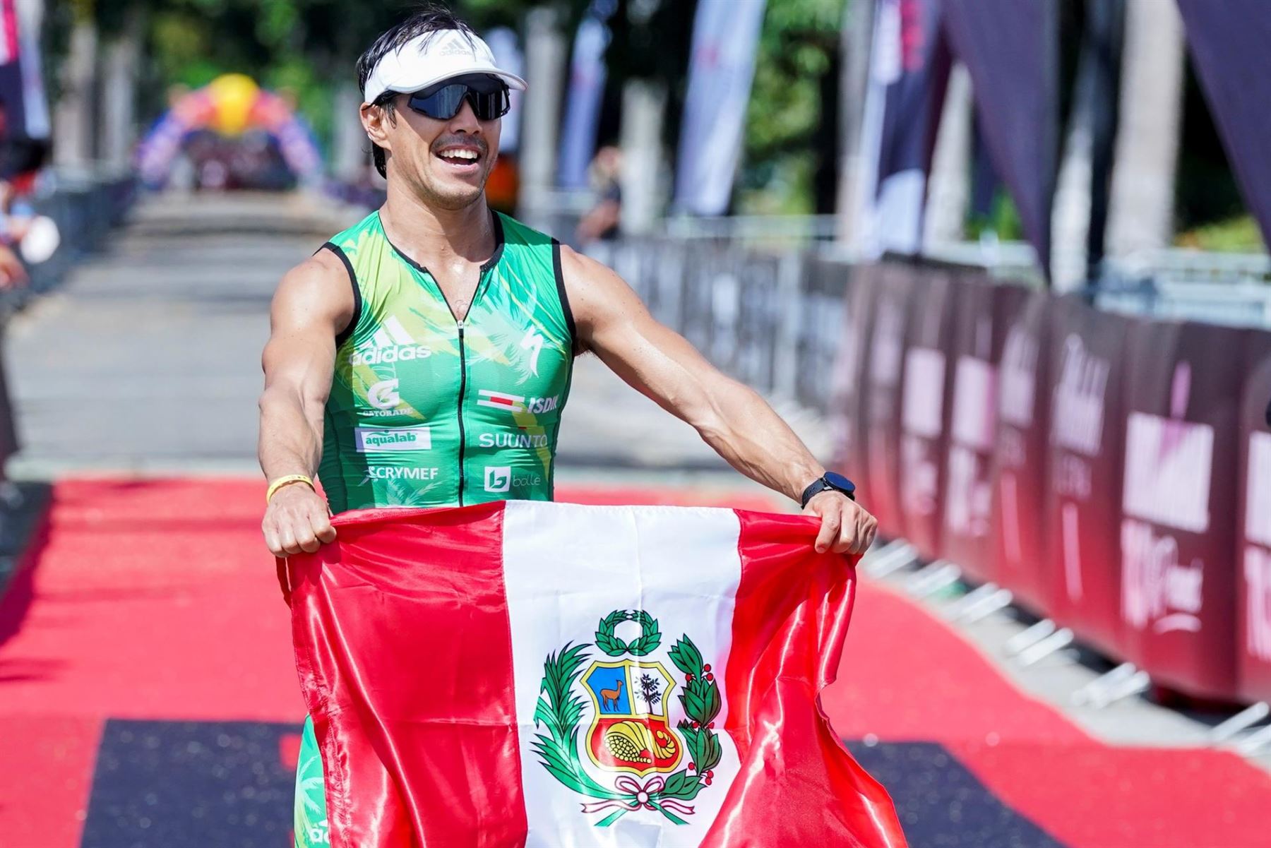 Salvador Ruíz hace flamear la bandera peruana en la meta