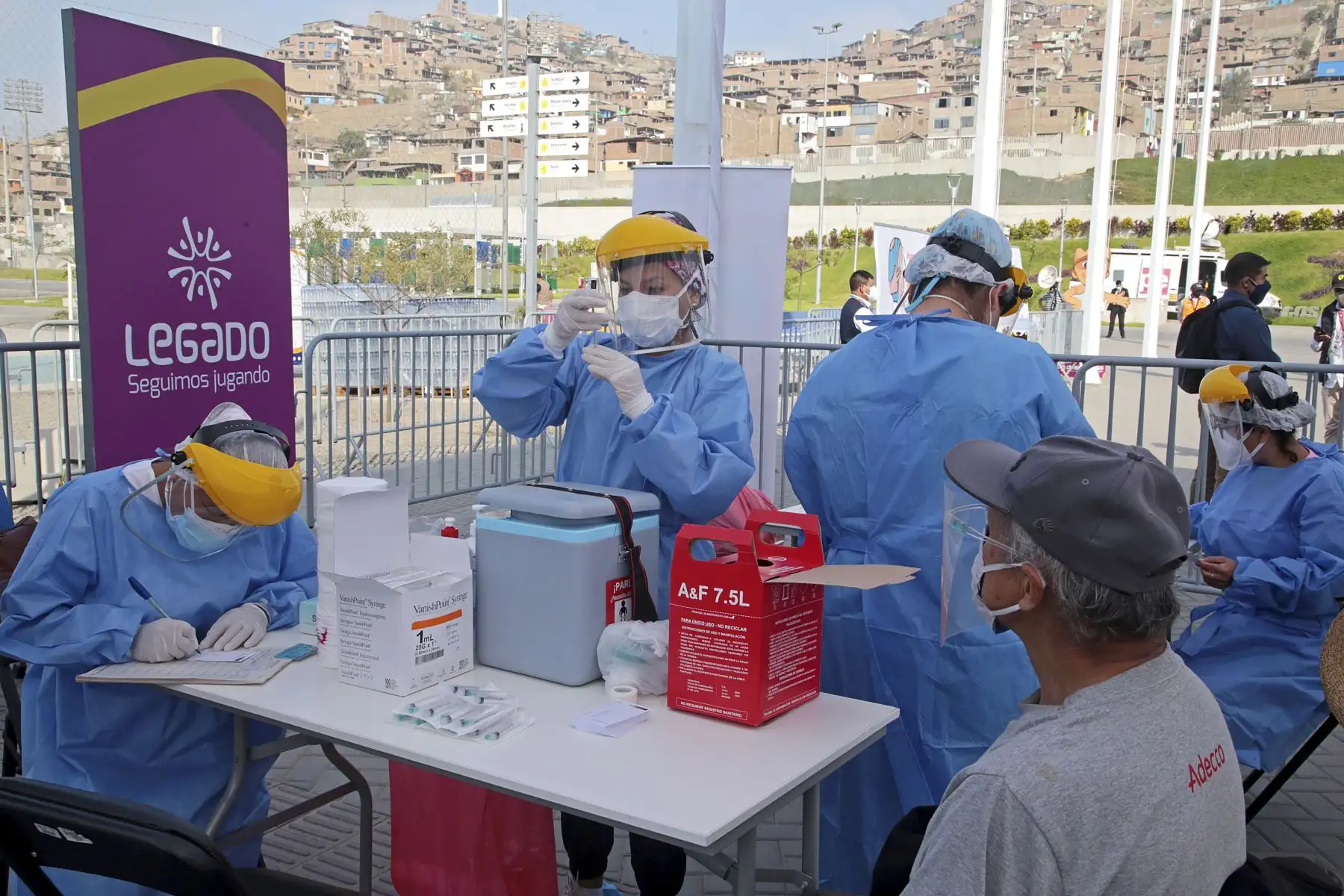 Más de 11 millones de dosis contra la covid 19 se aplicaron en vacunatorios operados por el Proyecto Legado. Durante el 2021 se instalaron e implementaron 31 centros de vacunación, actualmente se mantienen operando 25 locales donde participan más de 3000 voluntarios. El Proyecto Legado continúa siendo un aliado estratégico del Ministerio de Salud, brindando apoyo logístico y operativo en la lucha contra la pandemia. Foto: Legado