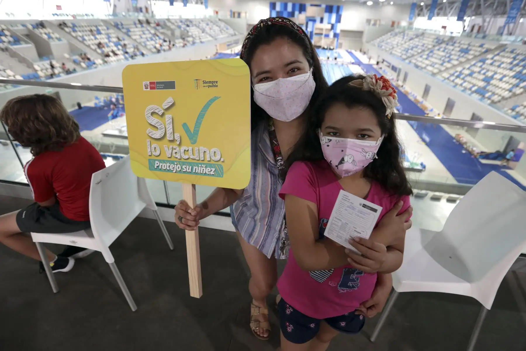 Más de 11 millones de dosis contra la covid 19 se aplicaron en vacunatorios operados por el Proyecto Legado. Durante el 2021 se instalaron e implementaron 31 centros de vacunación, actualmente se mantienen operando 25 locales donde participan más de 3000 voluntarios. El Proyecto Legado continúa siendo un aliado estratégico del Ministerio de Salud, brindando apoyo logístico y operativo en la lucha contra la pandemia. Foto: Legado