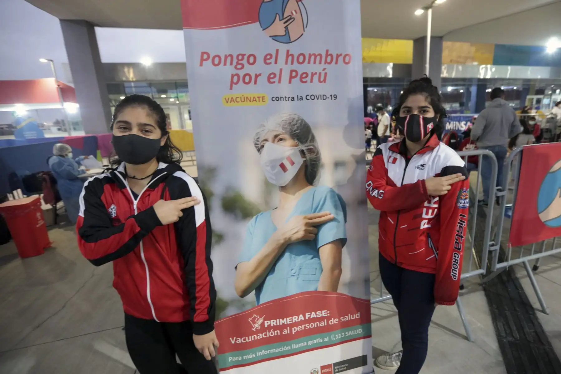 Más de 11 millones de dosis contra la covid 19 se aplicaron en vacunatorios operados por el Proyecto Legado. Durante el 2021 se instalaron e implementaron 31 centros de vacunación, actualmente se mantienen operando 25 locales donde participan más de 3000 voluntarios. El Proyecto Legado continúa siendo un aliado estratégico del Ministerio de Salud, brindando apoyo logístico y operativo en la lucha contra la pandemia. Foto: Legado