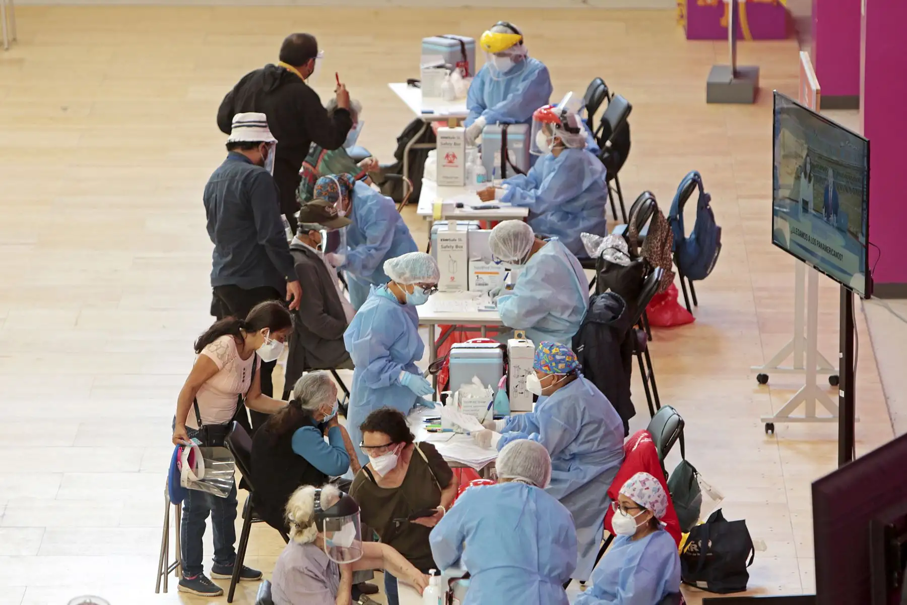 Más de 11 millones de dosis contra la covid 19 se aplicaron en vacunatorios operados por el Proyecto Legado. Durante el 2021 se instalaron e implementaron 31 centros de vacunación, actualmente mantenemos 25 donde participan más de 3000 voluntarios. El Proyecto Legado continúa siendo un aliado estratégico del Ministerio de Salud, brindando apoyo logístico y operativo en la lucha contra la pandemia. Foto: Legado
