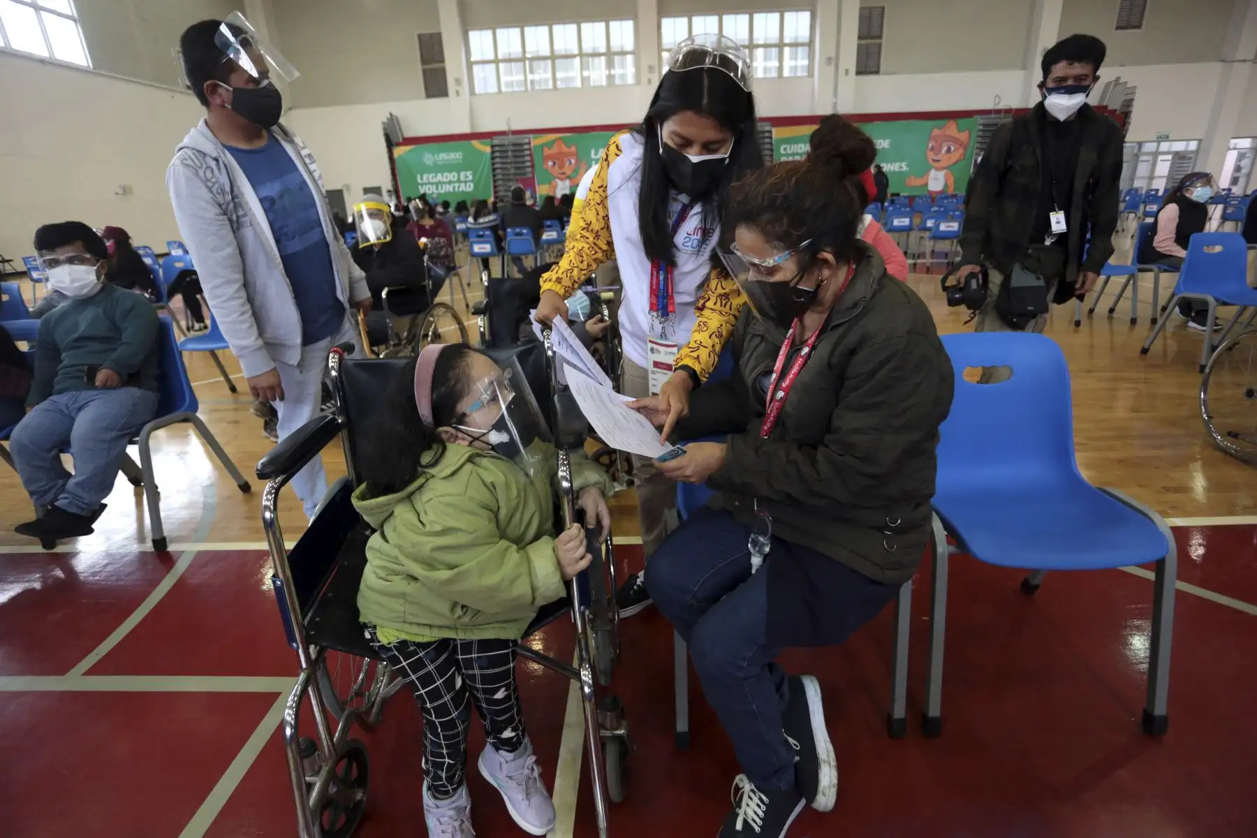 Más de 11 millones de dosis contra la covid 19 se aplicaron en vacunatorios operados por el Proyecto Legado. Durante el 2021 se instalaron e implementaron 31 centros de vacunación, actualmente se mantienen operando 25 locales donde participan más de 3000 voluntarios. El Proyecto Legado continúa siendo un aliado estratégico del Ministerio de Salud, brindando apoyo logístico y operativo en la lucha contra la pandemia. Foto: Legado