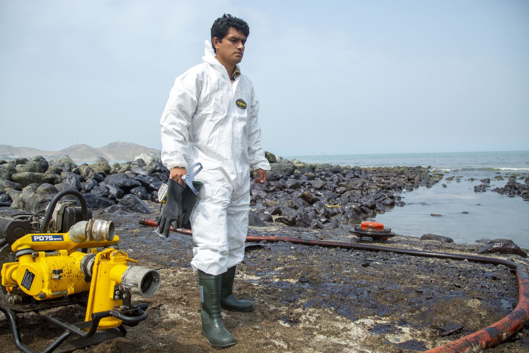 Carlos Segovia Aranda es ingeniero en Turismo. Tiene 30 años y en estos momentos monitorea el comportamiento de las aves, hacia dónde van las que han sobrevivido, cuántas han muerto; y se turna con sus compañeros para sacar el petróleo del mar. ANDINA/Sernanp