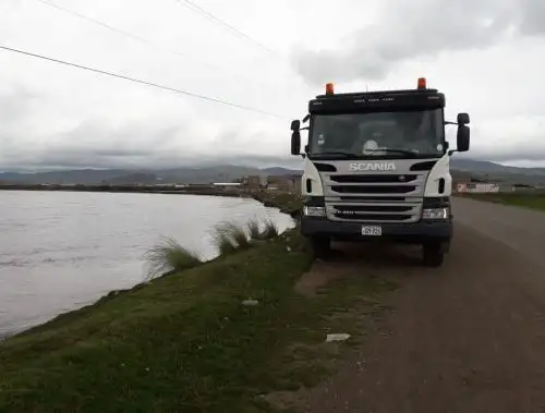 Con apoyo de maquinaria pesada refuerzan diques en el río Coata, región Puno, para evitar más desbordes como el ocurrido la semana y causó cuantiosos daños.