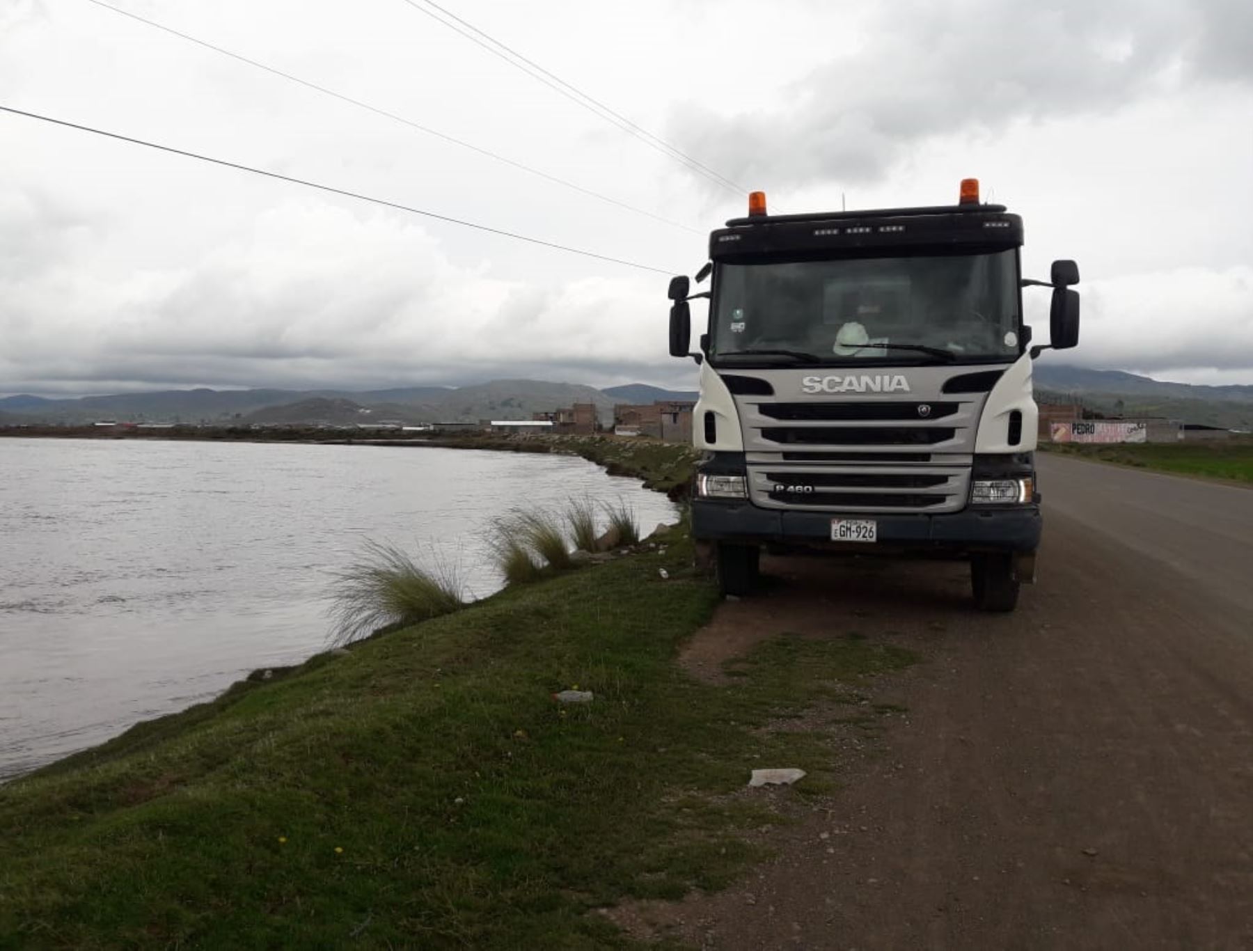 Con apoyo de maquinaria pesada refuerzan diques en el río Coata, región Puno, para evitar más desbordes como el ocurrido la semana y causó cuantiosos daños.