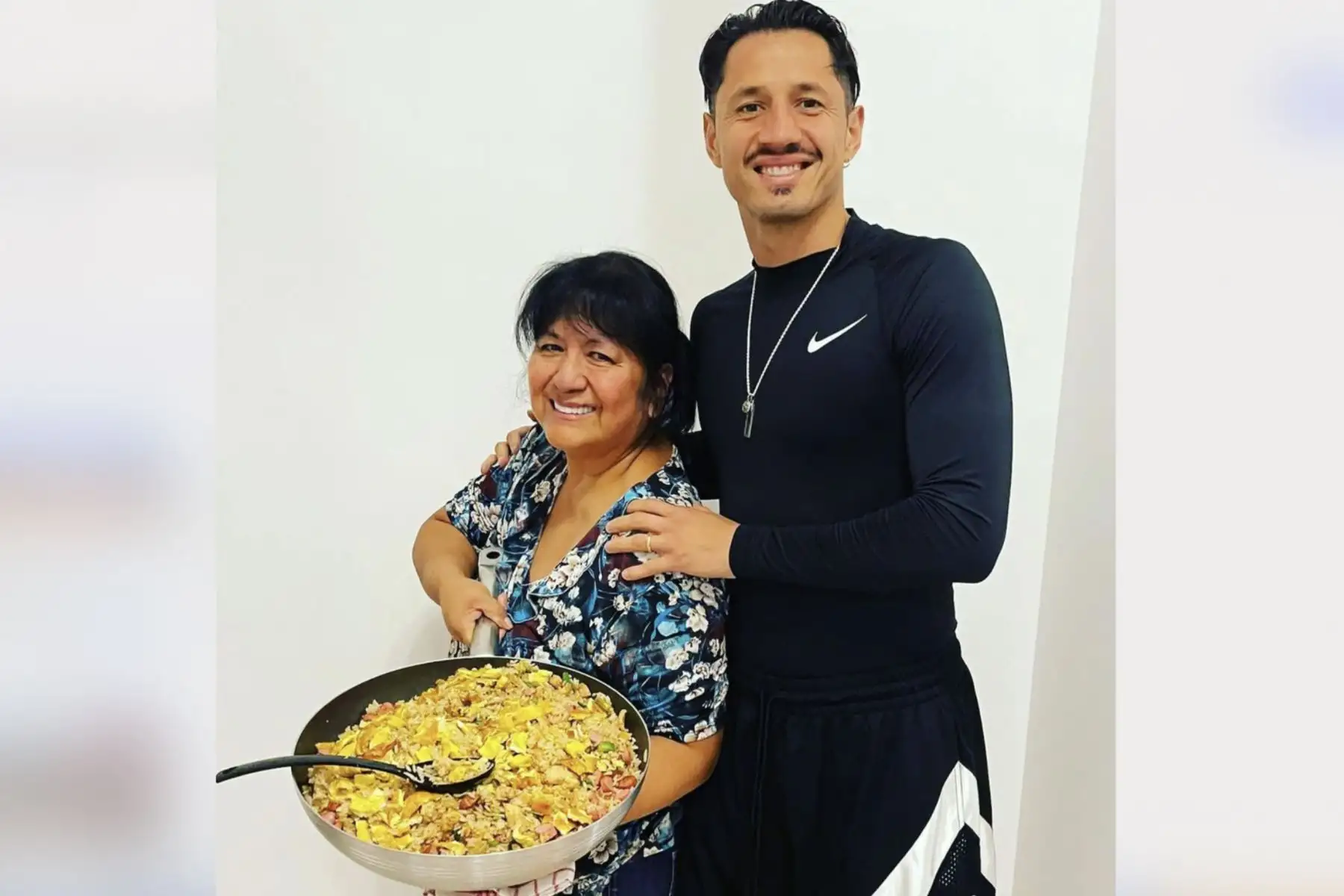 Gianluca Lapadula y su madre preparan un arroz chaufa. Foto: Instagram