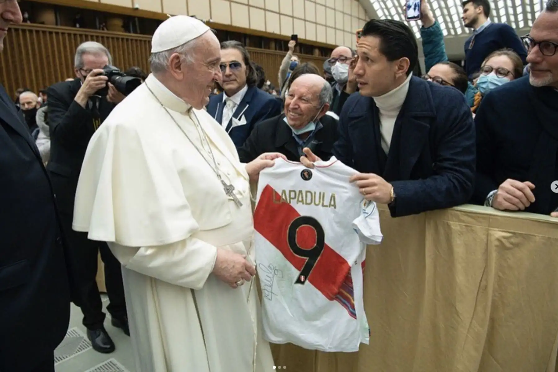 Gianluca Lapadula entrega su camiseta de la selección peruana al papa Francisco. Foto: Instagram