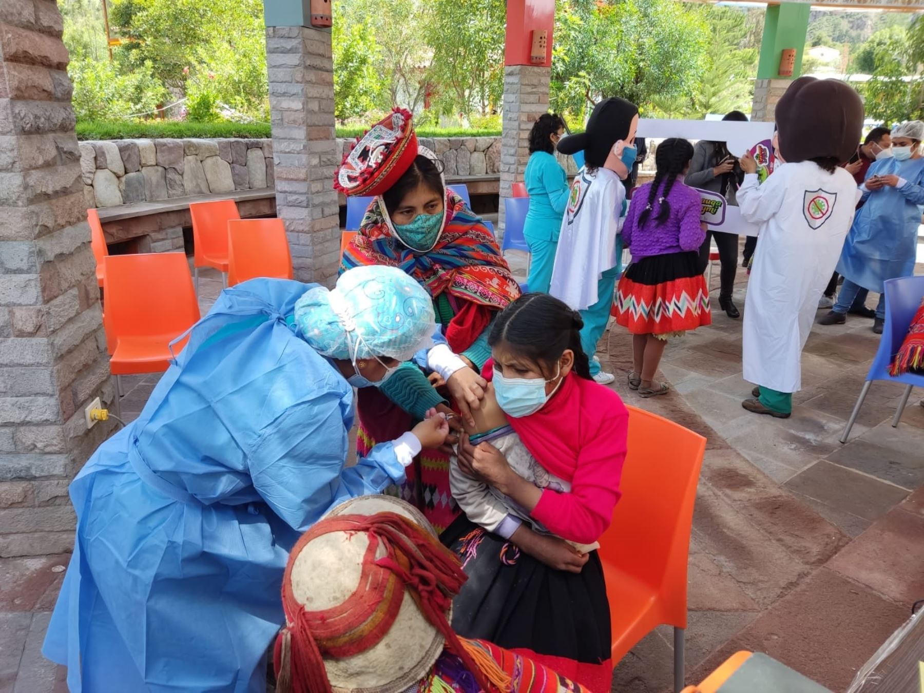 Cusco intensifica la campaña de vacunación en las comunidades campesinas de la región para inmunizar contra la covid-19 a niños de 5 a 11 años de edad. ANDINA/Difusión