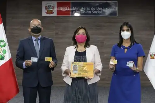 Directivo del Conadis entrega a la ministra Dina Boluarte un grupo de carnés para usuarios y cuidadores con discapacidad del programa Cuna Más.