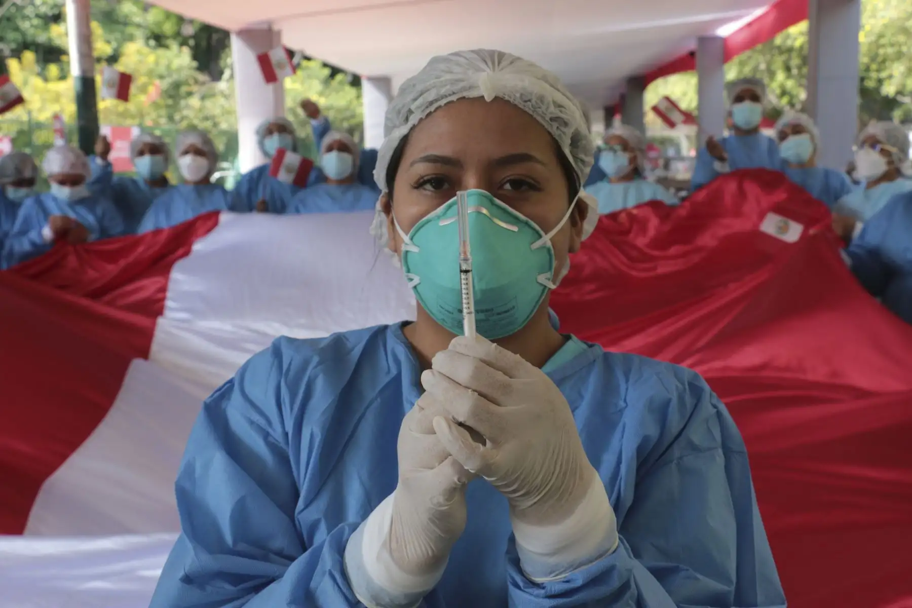 Con emotivo banderazo el personal de Salud del vacunatorio de Campo de Marte conmemoraron el Día Nacional de la Vacunación contra la COVID-19.  Un 7 de febrero de 2021 llegaron las primeras 300 mil vacunas para proteger al personal de primera línea de diferentes grupos ocupacionales que continúan luchando contra la pandemia. Foto: Minsa