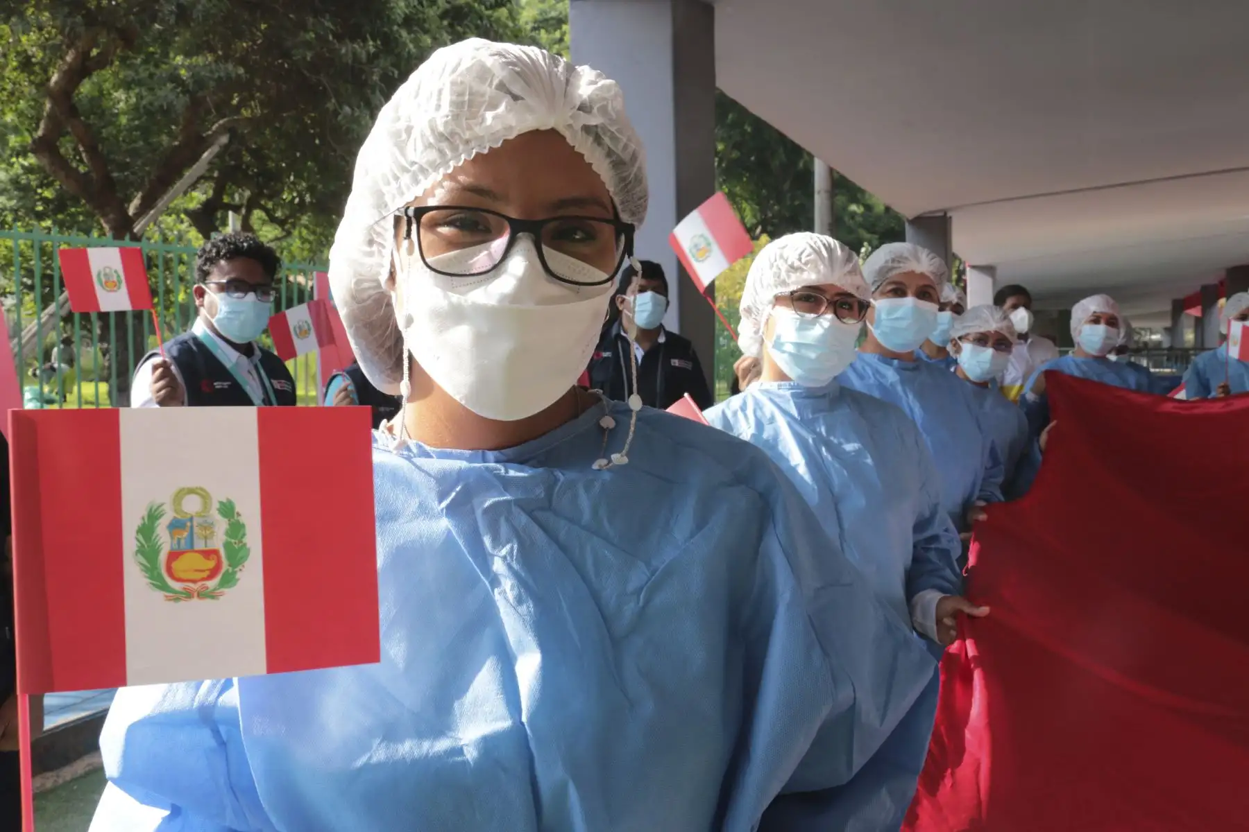 Con emotivo banderazo el personal de Salud del vacunatorio de Campo de Marte conmemoraron el Día Nacional de la Vacunación contra la COVID-19.  Un 7 de febrero de 2021 llegaron las primeras 300 mil vacunas para proteger al personal de primera línea de diferentes grupos ocupacionales que continúan luchando contra la pandemia. Foto: Minsa