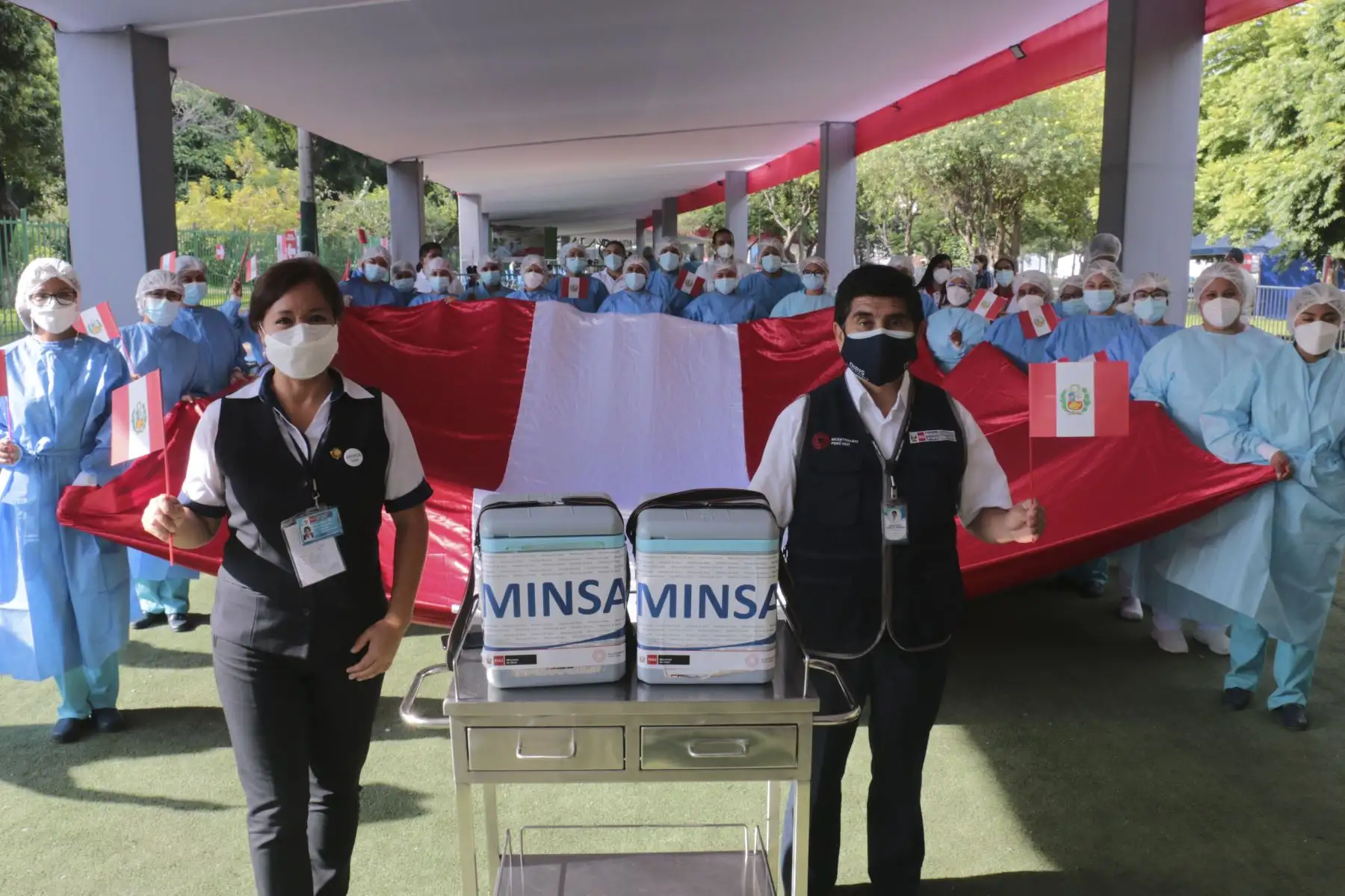Con emotivo banderazo el personal de Salud del vacunatorio de Campo de Marte conmemoraron el Día Nacional de la Vacunación contra la COVID-19.  Un 7 de febrero de 2021 llegaron las primeras 300 mil vacunas para proteger al personal de primera línea de diferentes grupos ocupacionales que continúan luchando contra la pandemia. Foto: Minsa