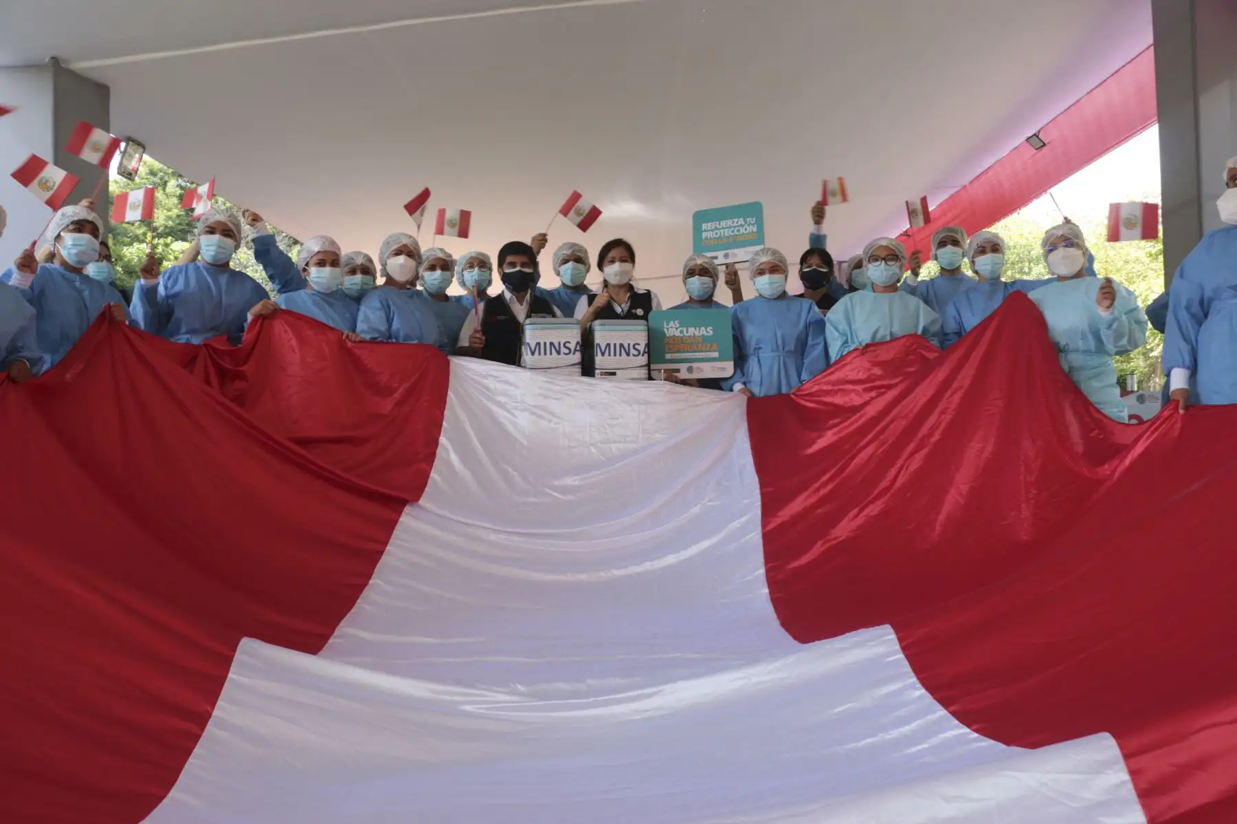 Con emotivo banderazo el personal de Salud del vacunatorio de Campo de Marte conmemoraron el Día Nacional de la Vacunación contra la COVID-19.  Un 7 de febrero de 2021 llegaron las primeras 300 mil vacunas para proteger al personal de primera línea de diferentes grupos ocupacionales que continúan luchando contra la pandemia. Foto: Minsa