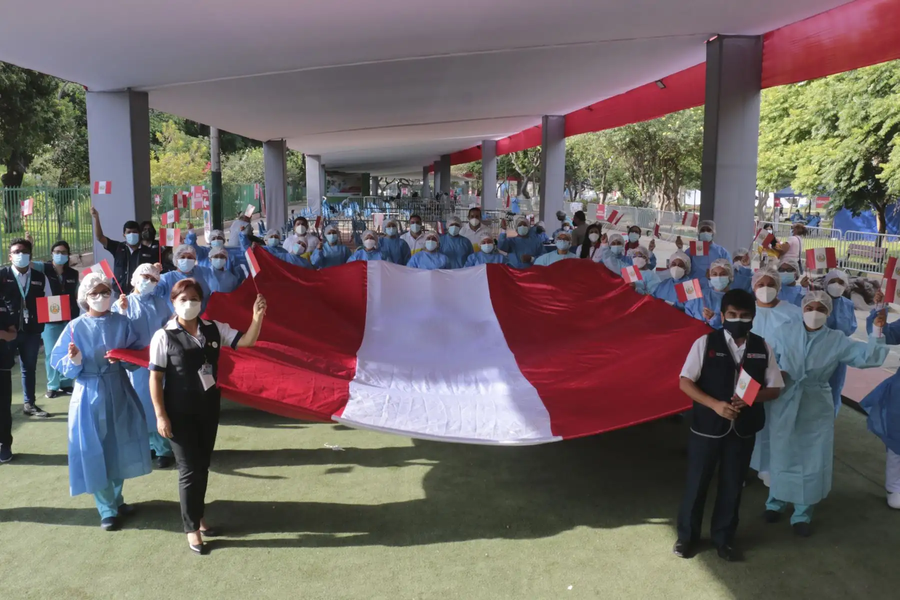 Con emotivo banderazo el personal de Salud del vacunatorio de Campo de Marte conmemoraron el Día Nacional de la Vacunación contra la COVID-19.  Un 7 de febrero de 2021 llegaron las primeras 300 mil vacunas para proteger al personal de primera línea de diferentes grupos ocupacionales que continúan luchando contra la pandemia. Foto: Minsa