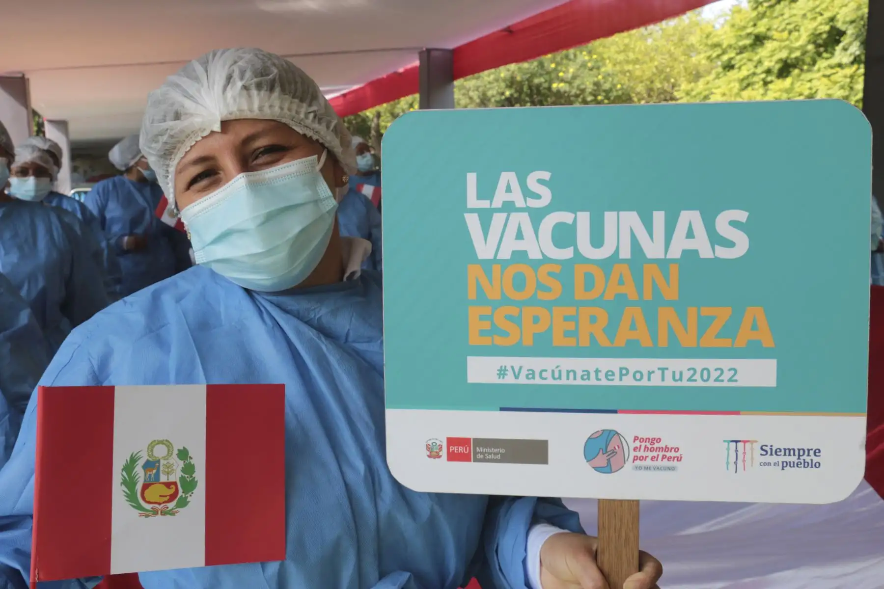 Con emotivo banderazo el personal de Salud del vacunatorio de Campo de Marte conmemoraron el Día Nacional de la Vacunación contra la COVID-19.  Un 7 de febrero de 2021 llegaron las primeras 300 mil vacunas para proteger al personal de primera línea de diferentes grupos ocupacionales que continúan luchando contra la pandemia. Foto: Minsa