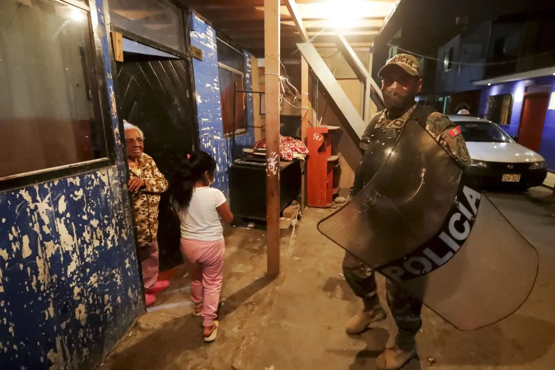 Ministro Gavidia Arrascue supervisó patrullaje conjunto en la zona de Puerto Nuevo, en el Callao. Las fuerzas del orden respetarán los derechos y la integridad física de las personas que resulten intervenidas durante el estado de emergencia decretado por el Gobierno en Lima y Callao por 45 días. Foto: Mindef