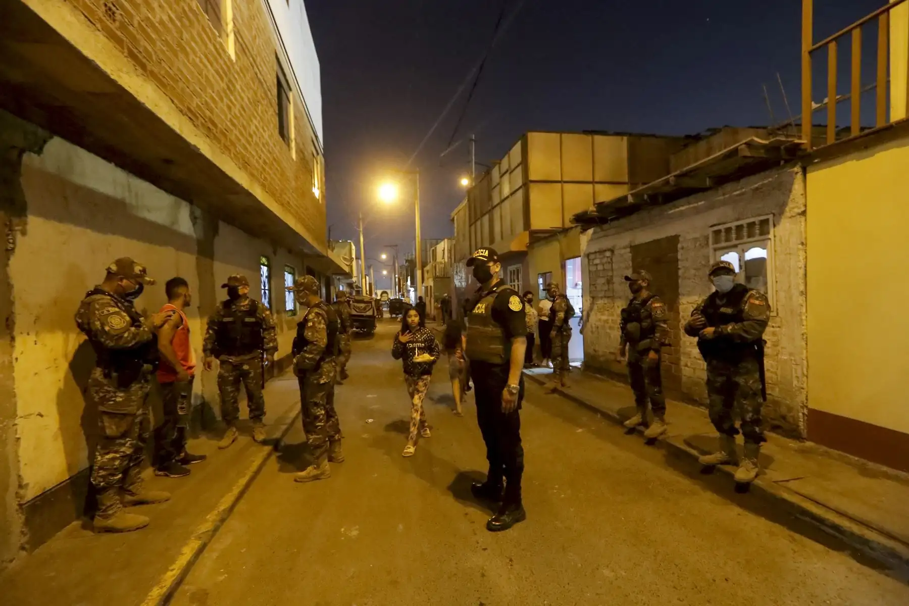 El ministro de Defensa, José Luis Gavidia Arrascue, supervisó el patrullaje que realizan la Policía Nacional y las Fuerzas Armadas en la zona de Puerto Nuevo, en el Callao, en el marco del Estado de Emergencia decretado por el gobierno en Lima y Callao por 45 días. Foto: Difusión