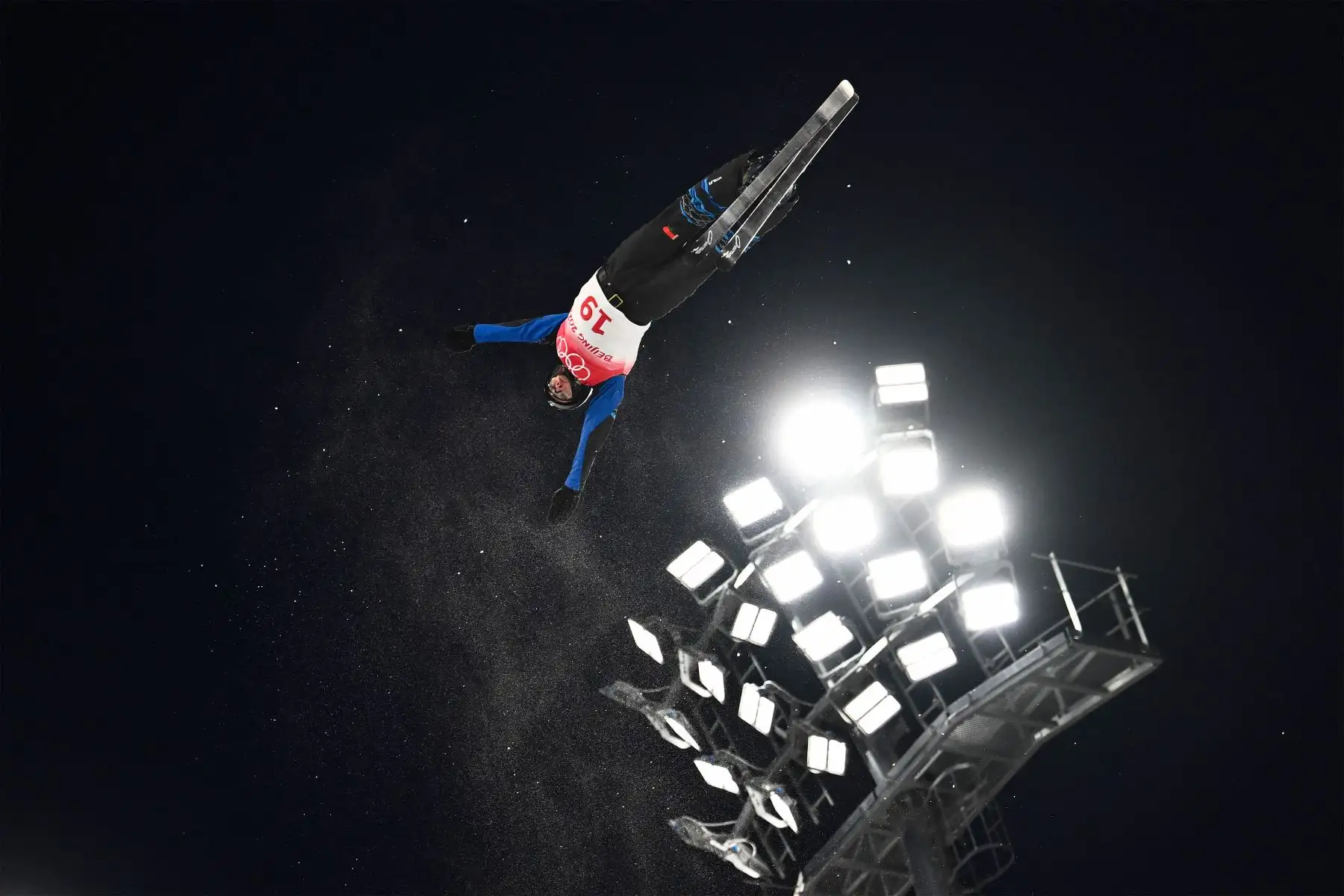 Stanislau Hladchenka de Bielorrusia participa en una sesión de entrenamiento aéreo masculino de esquí de estilo libre durante los Juegos Olímpicos de Invierno de Beijing 2022.
Foto: AFP