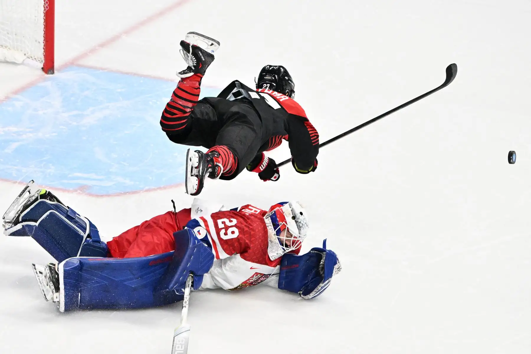 La japonesa Remi Koyama sobrevuela a la portera de la República Checa, Klara Peslarova, durante la tanda de penaltis de su partido del grupo B de la ronda preliminar femenina de la competencia de hockey sobre hielo de los Juegos Olímpicos de Invierno de Beijing 2022.
Foto: AFP