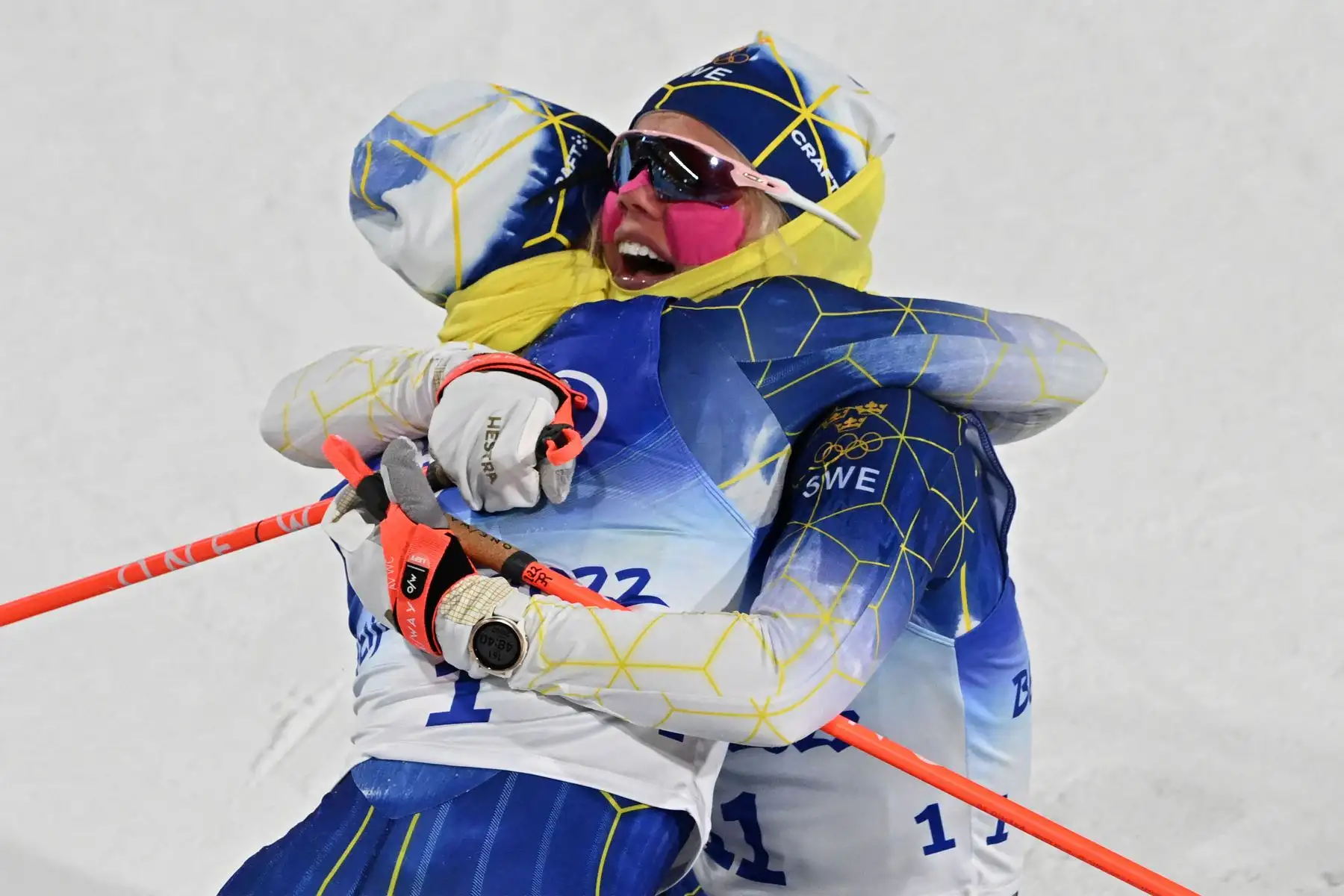 Frist colocó a la sueca Jonna Sundling celebra con la finalista sueca Emma Ribom  en el evento final libre de sprint femenino durante los Juegos Olímpicos de Invierno de Beijing 2022.
Foto: AFP