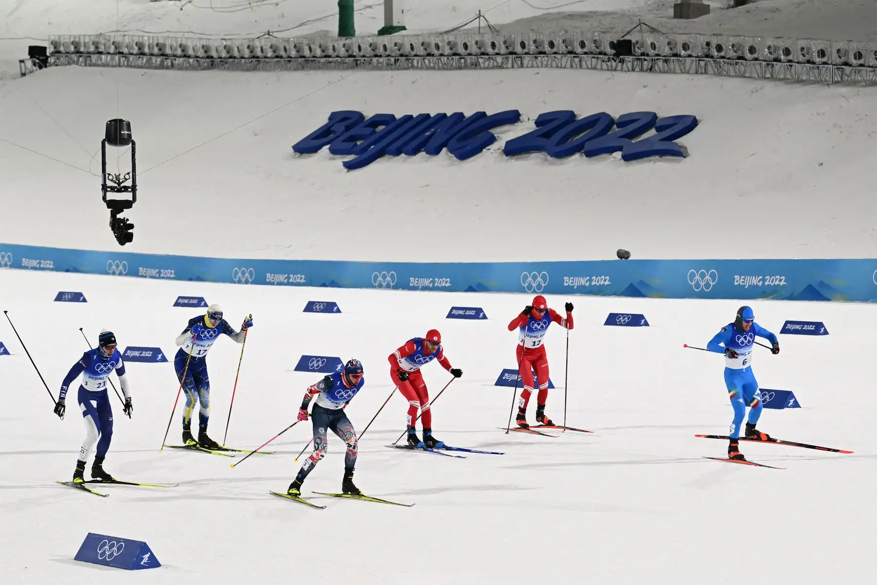 El finlandés Joni Maki, el sueco Oskar Svensson, el noruego Johannes Hoesflot Klaebo, el ruso Artem Maltsev, el ruso Alexander Terentev y el italiano Federico Pellegrino compiten en el evento final libre de sprint masculino durante los Juegos Olímpicos de Invierno de Beijing 2022.
Foto: AFP