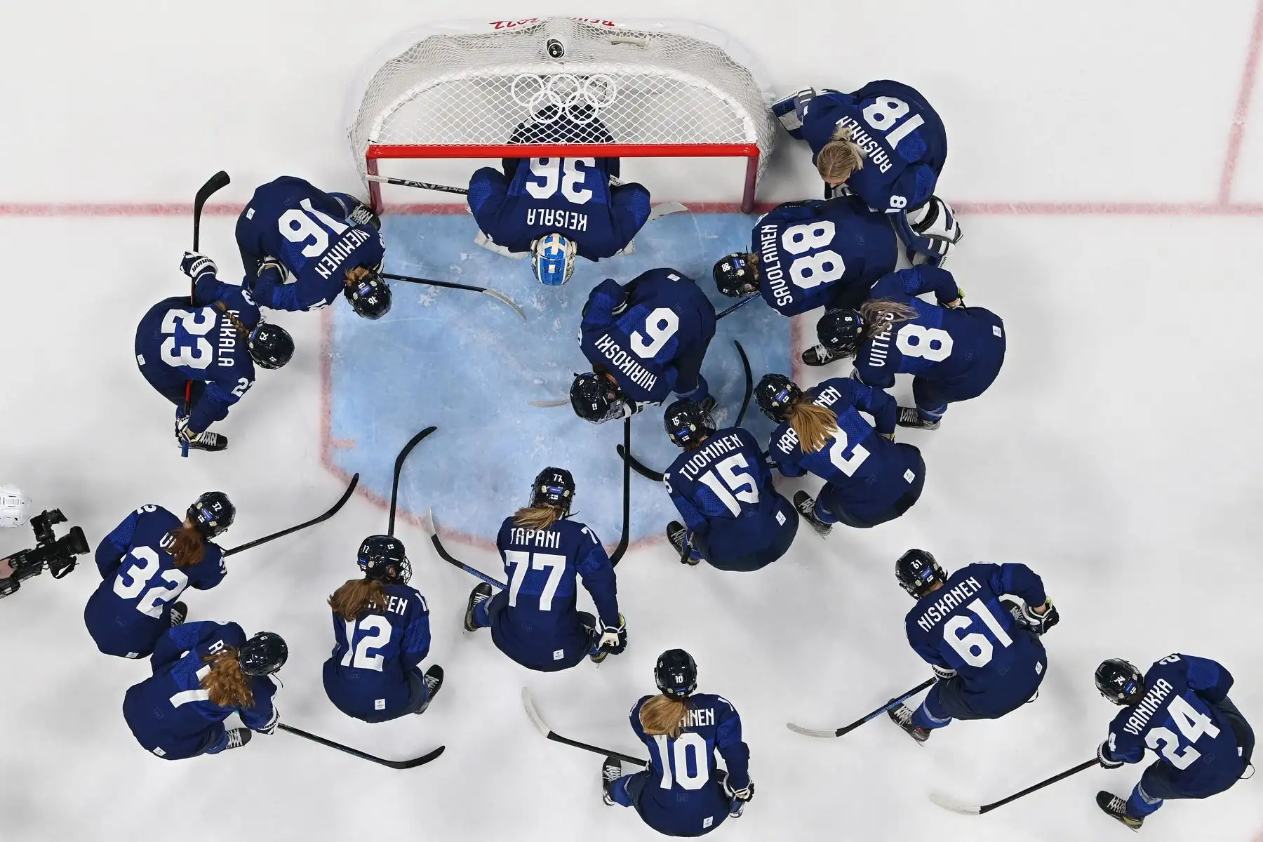 Los temmates de Finlandia se unen antes del partido del grupo A de la ronda preliminar femenina de la competencia de hockey sobre hielo de los Juegos Olímpicos de Invierno de Beijing 2022 entre Finlandia y los jugadores del Comité Olímpico de Rusia.
Foto: AFP