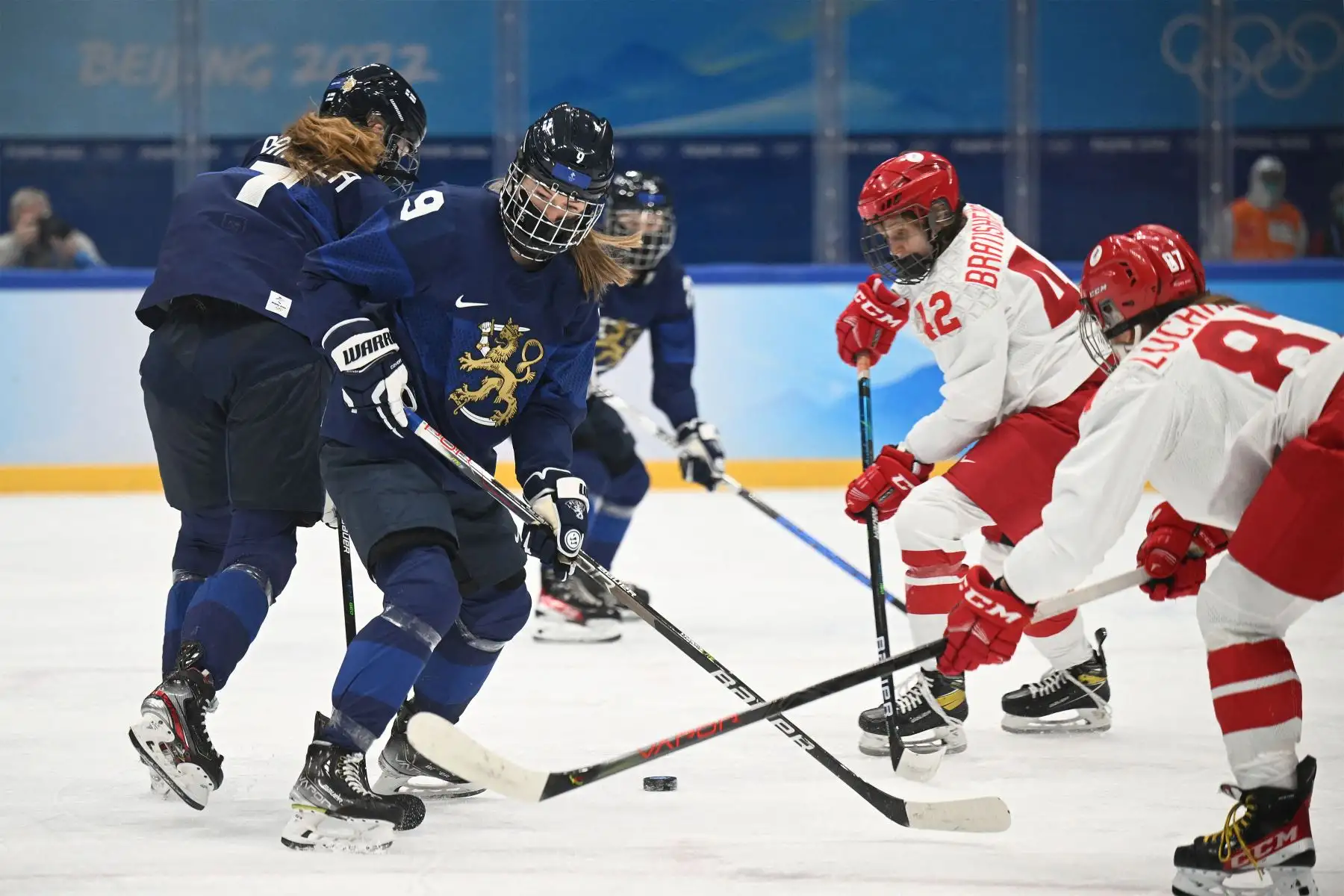 La finlandesa Nelli Laitinen desafía a Polina Luchnikova del Comité Olímpico Ruso durante el partido del grupo A de la ronda preliminar femenina de la competencia de hockey sobre hielo de los Juegos Olímpicos de Invierno de Beijing 2022 entre Finlandia y jugadores del Comité Olímpico de Rusia.
Foto: AFP