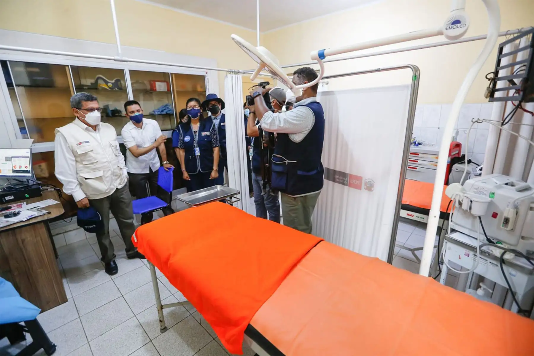 El ministro de Salud, Hernando Cevallos, realiza una visita al Centro de Salud Materno Infantil Ancón, donde se verificó la atención en salud que se brinda a la población y fortalecer el primer nivel de atención en dicho establecimiento.
Foto: Minsa