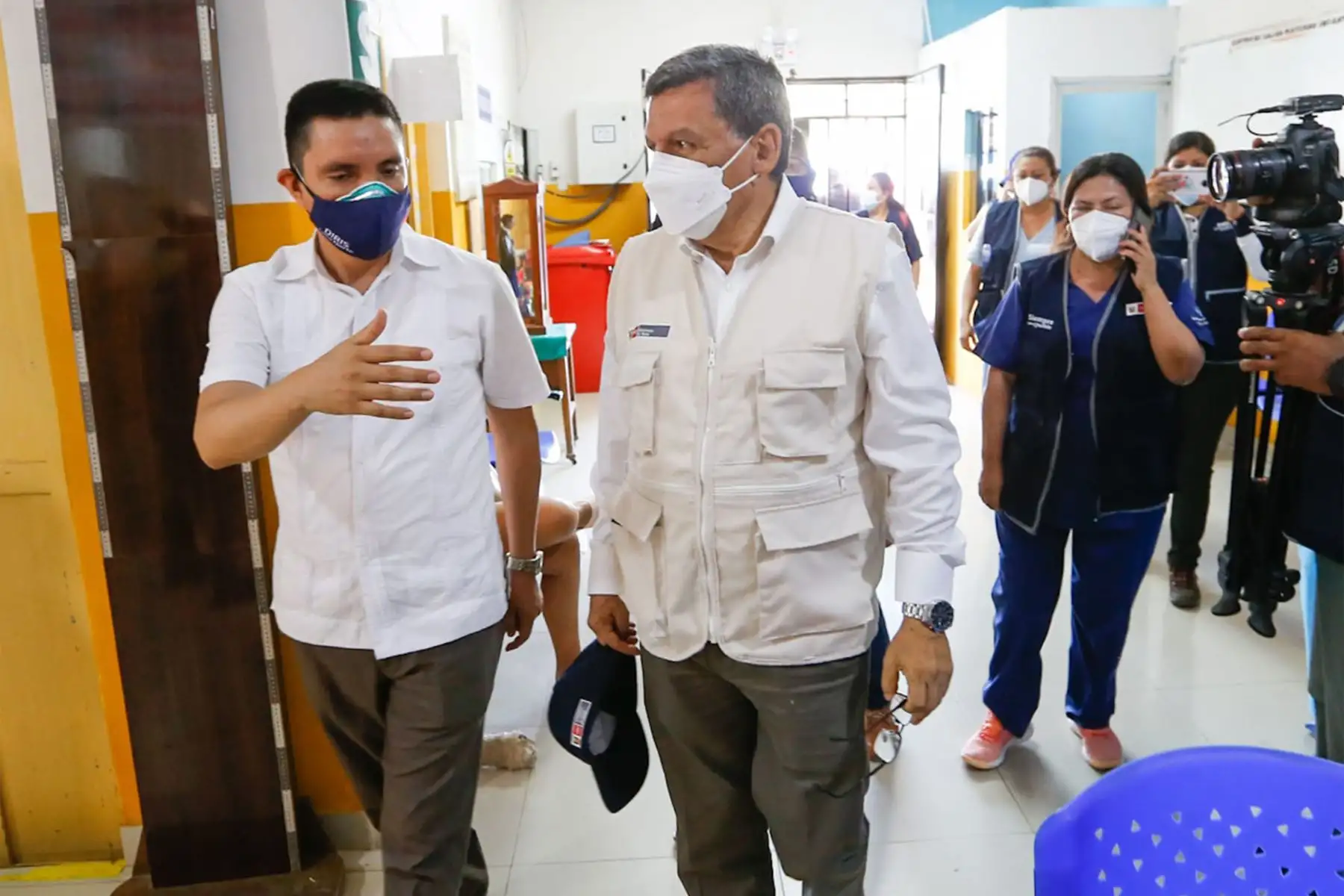 El ministro de Salud, Hernando Cevallos, realiza una visita al Centro de Salud Materno Infantil Ancón, donde se verificó la atención en salud que se brinda a la población y fortalecer el primer nivel de atención en dicho establecimiento.
Foto: Minsa