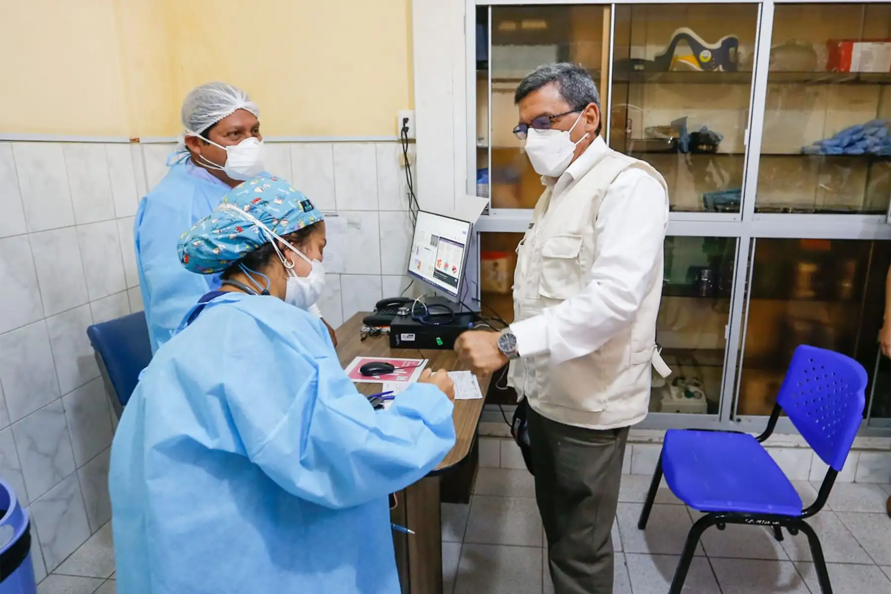 El ministro de Salud, Hernando Cevallos, realiza una visita al Centro de Salud Materno Infantil Ancón, donde se verificó la atención en salud que se brinda a la población y fortalecer el primer nivel de atención en dicho establecimiento.
Foto: Minsa