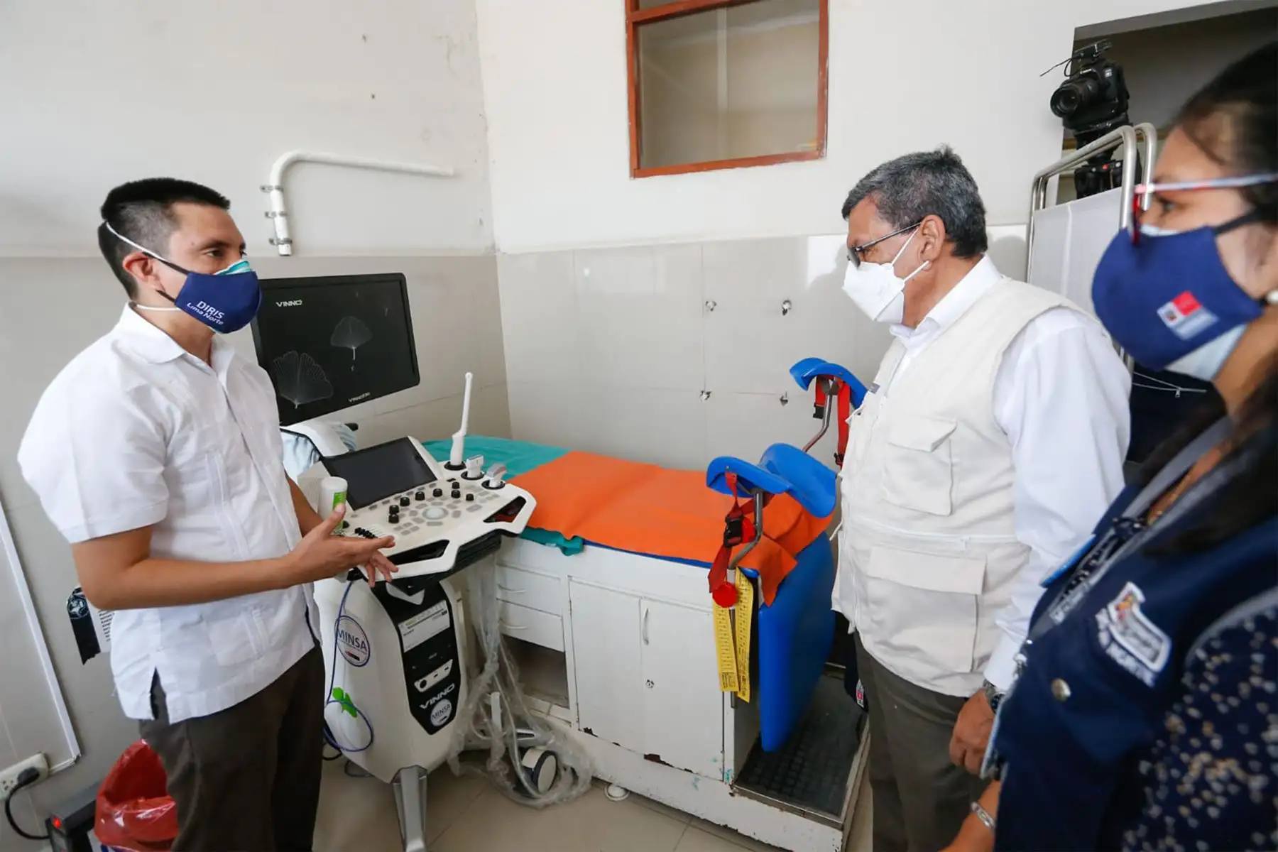 El ministro de Salud, Hernando Cevallos, realiza una visita al Centro de Salud Materno Infantil Ancón, donde se verificó la atención en salud que se brinda a la población y fortalecer el primer nivel de atención en dicho establecimiento.
Foto: Minsa