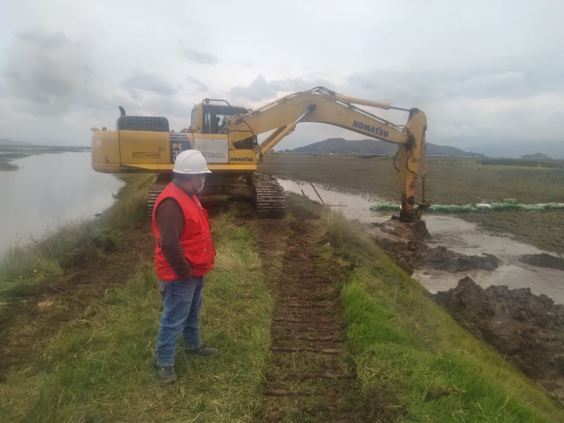 Autoridades instalan puesto de comando para atender a los damnificados y afectados por la inundación causada por el desborde del río Coata, en el distrito de Coata, región Puno. ANDINA/Difusión