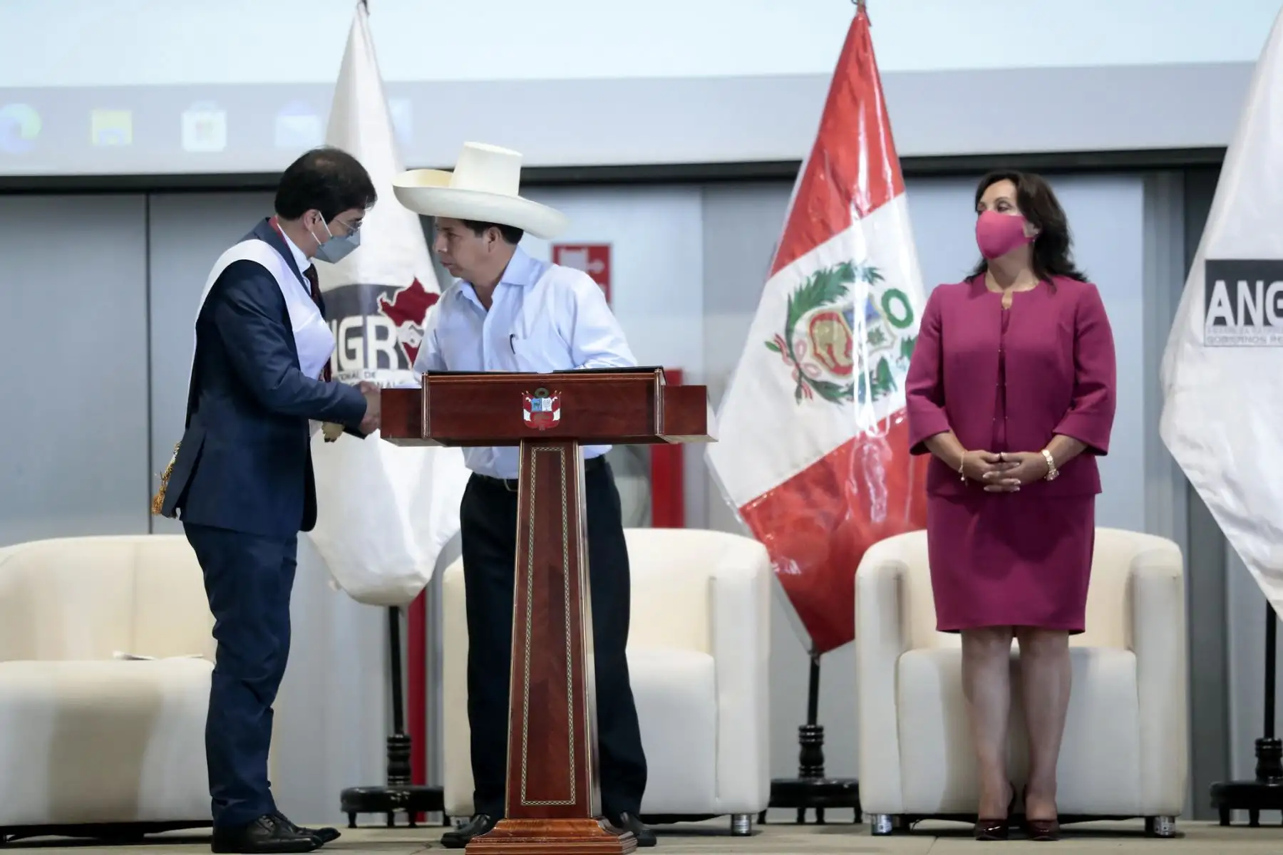 El presidente Pedro Castillo participa en la ceremonia de juramentación del Consejo Directivo de la ANGRPERU 2022.
Foto: ANDINA/Prensa Presidencia