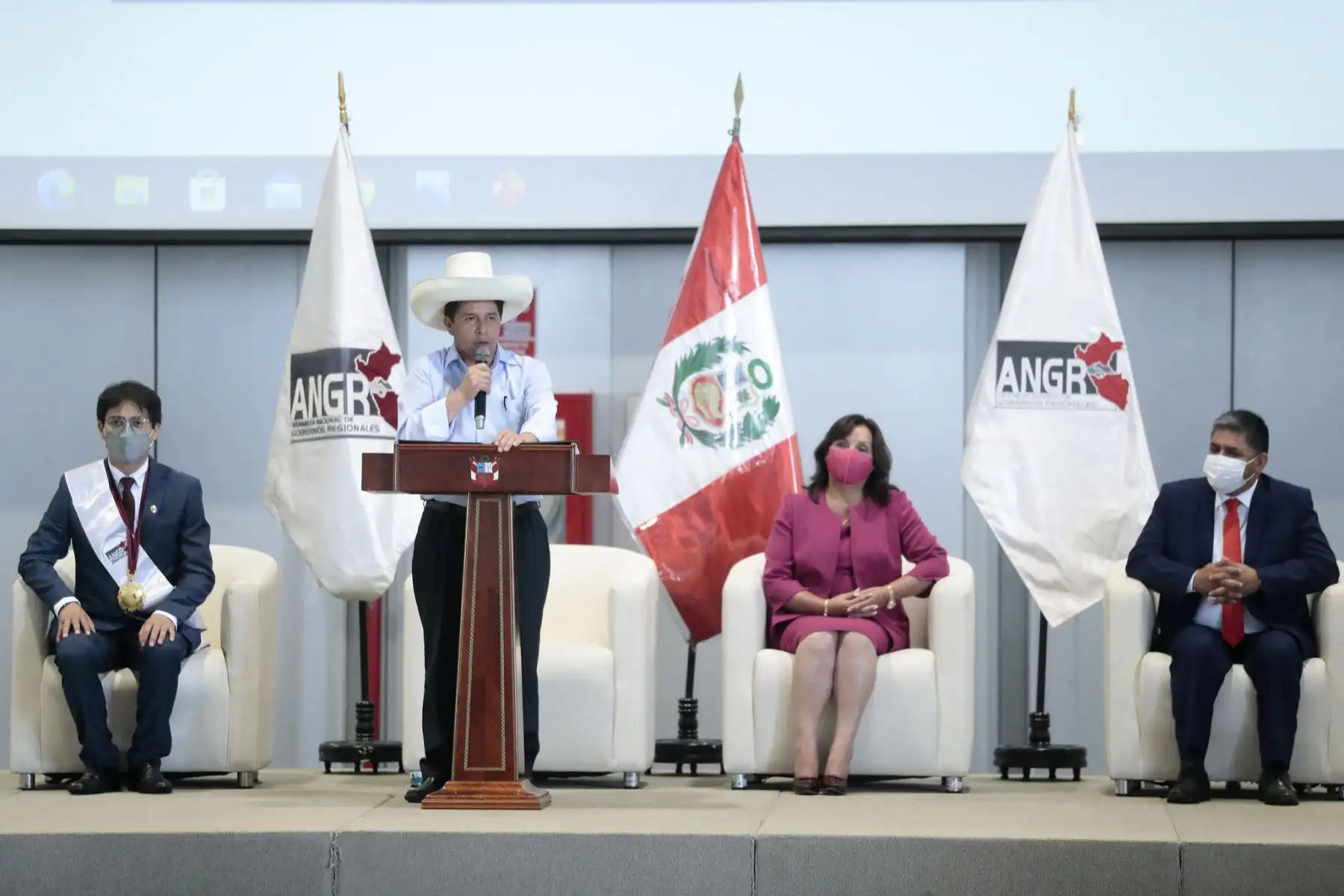 El presidente Pedro Castillo participa en la ceremonia de juramentación del Consejo Directivo de la ANGRPERU 2022.
Foto: ANDINA/Prensa Presidencia