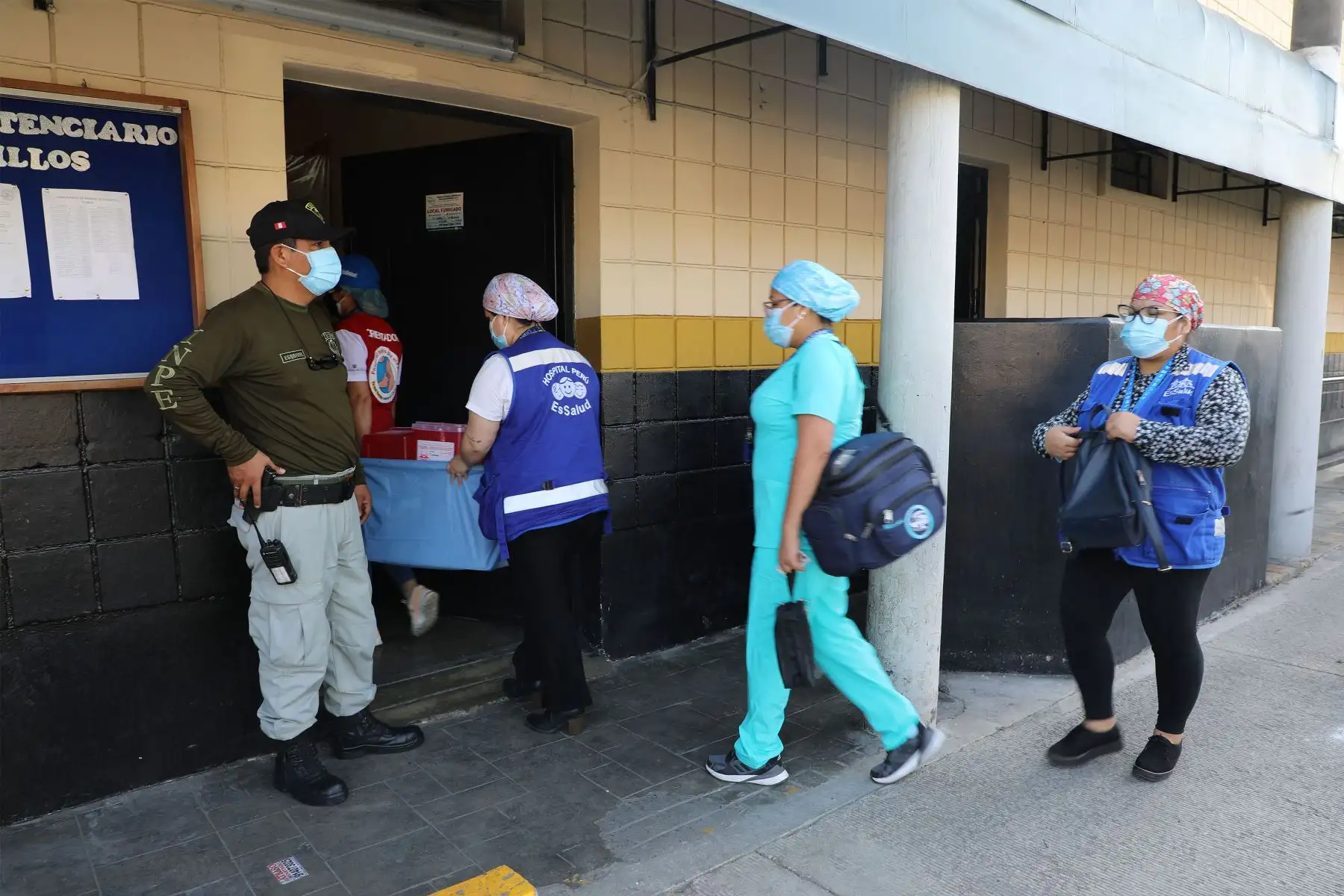 Brigada de EsSalud inmuniza a internas de establecimientos penitenciarios de Santa Mónica, Anexo de Chorrillos y Virgen de Fátima con  la aplicación de la tercera dosis contra la covid-19 .
Foto: EsSalud