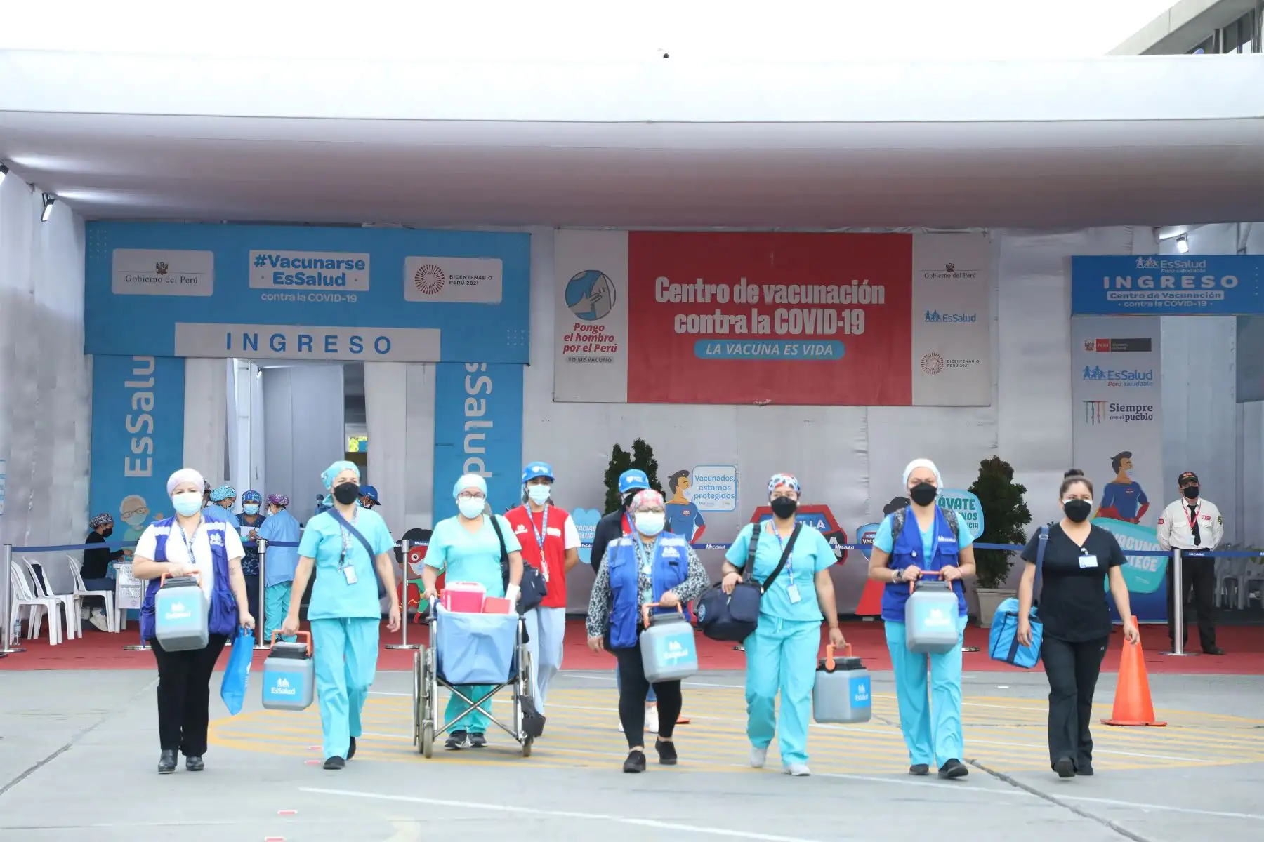 Brigada de EsSalud inmuniza a internas de establecimientos penitenciarios de Santa Mónica, Anexo de Chorrillos y Virgen de Fátima con  la aplicación de la tercera dosis contra la covid-19 .
Foto: EsSalud