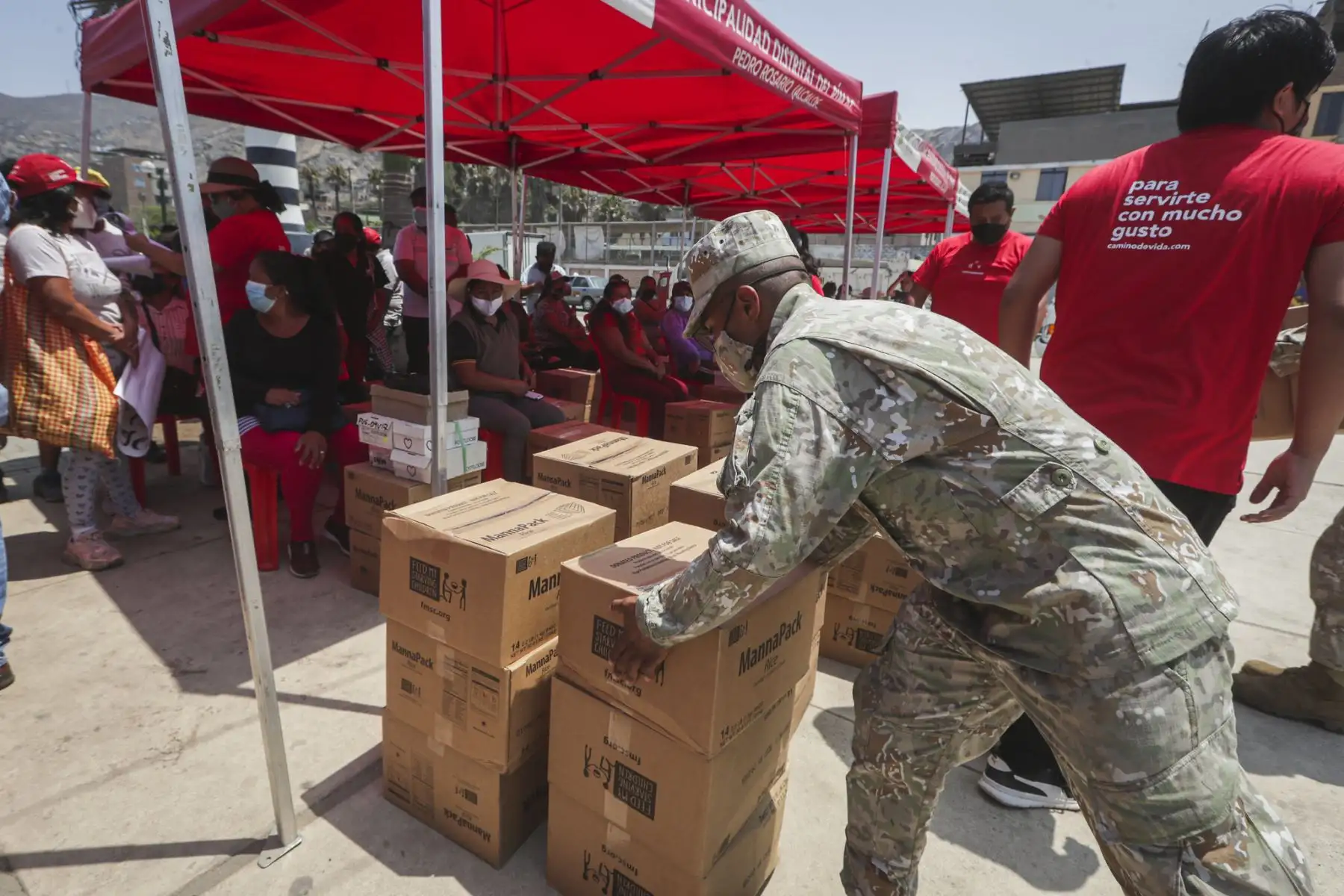 El ministerio de Defensa, en colaboración diversas instituciones entrega  bienes de ayuda humanitaria a 49 ollas comunes del distrito del Rímac.
Foto: Mindef