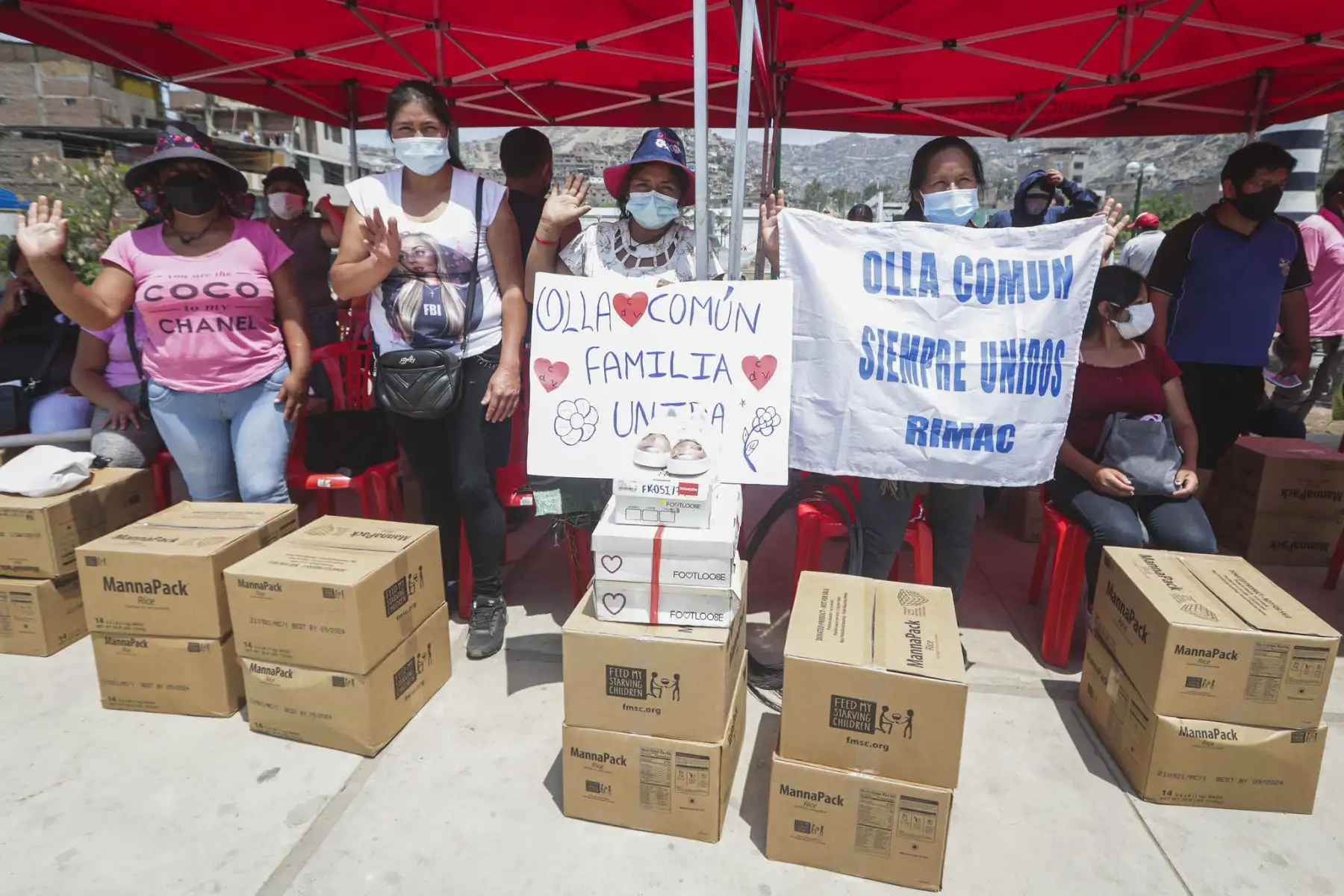 El ministerio de Defensa, en colaboración diversas instituciones entrega  bienes de ayuda humanitaria a 49 ollas comunes del distrito del Rímac.
Foto: Mindef