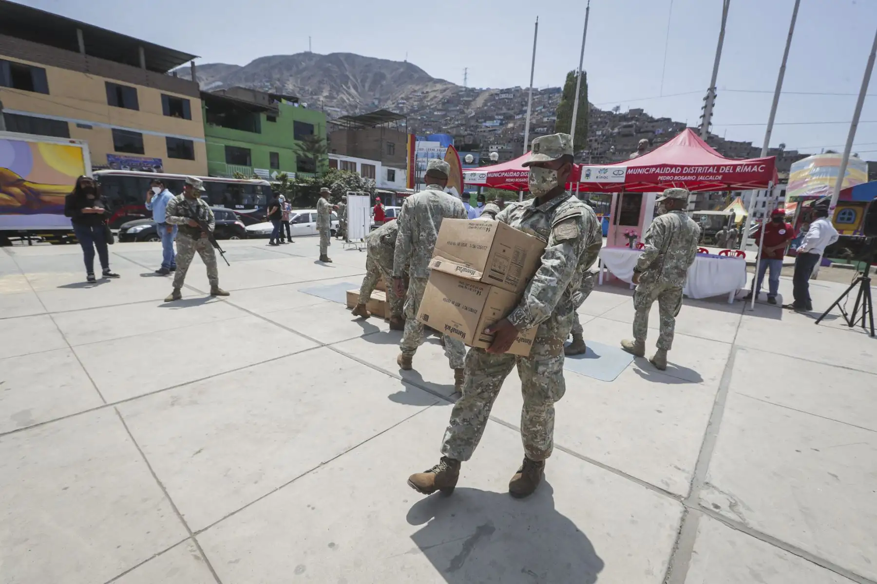 El ministerio de Defensa, en colaboración diversas instituciones entrega  bienes de ayuda humanitaria a 49 ollas comunes del distrito del Rímac.
Foto: Mindef