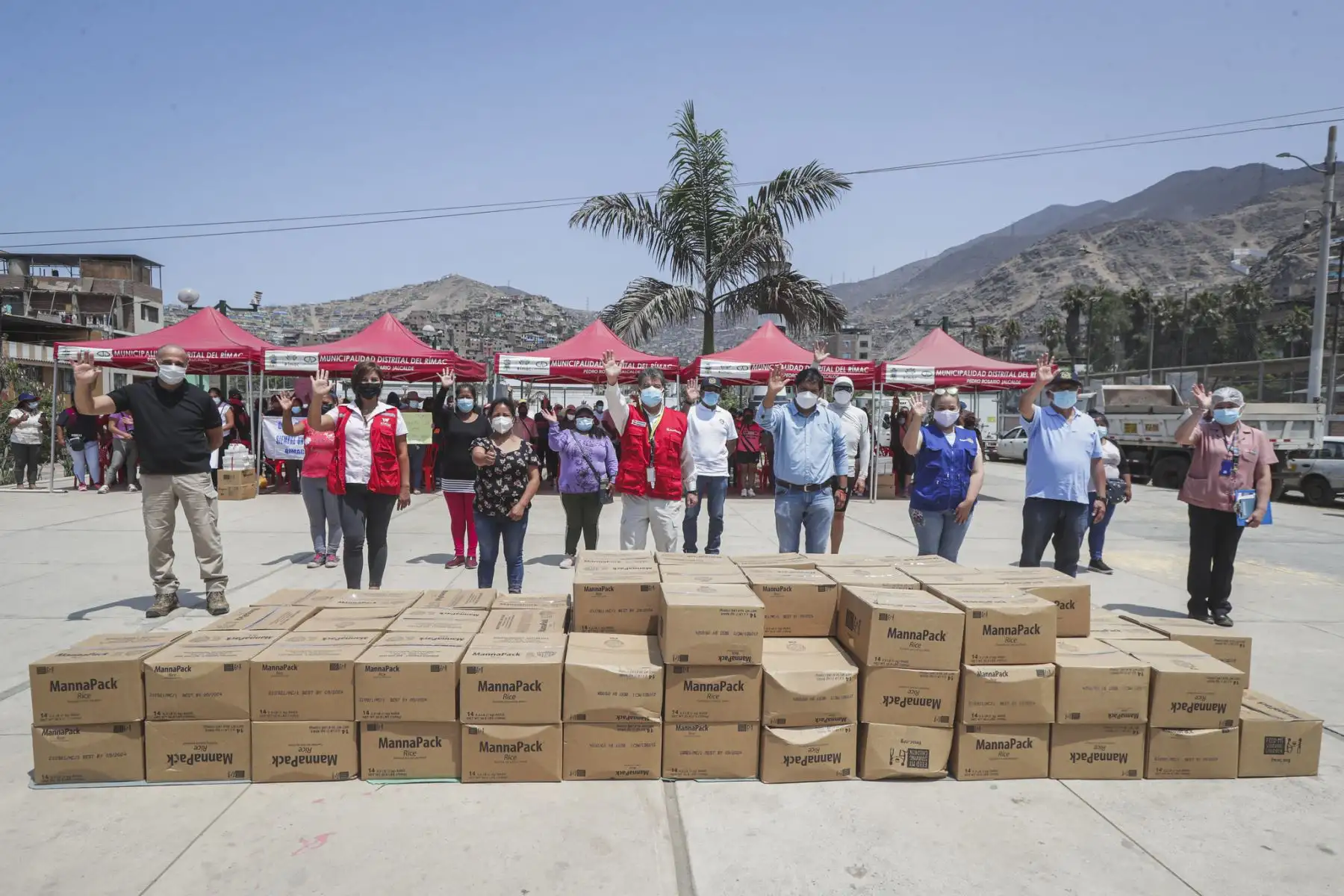 El ministerio de Defensa, en colaboración diversas instituciones entrega  bienes de ayuda humanitaria a 49 ollas comunes del distrito del Rímac.
Foto: Mindef