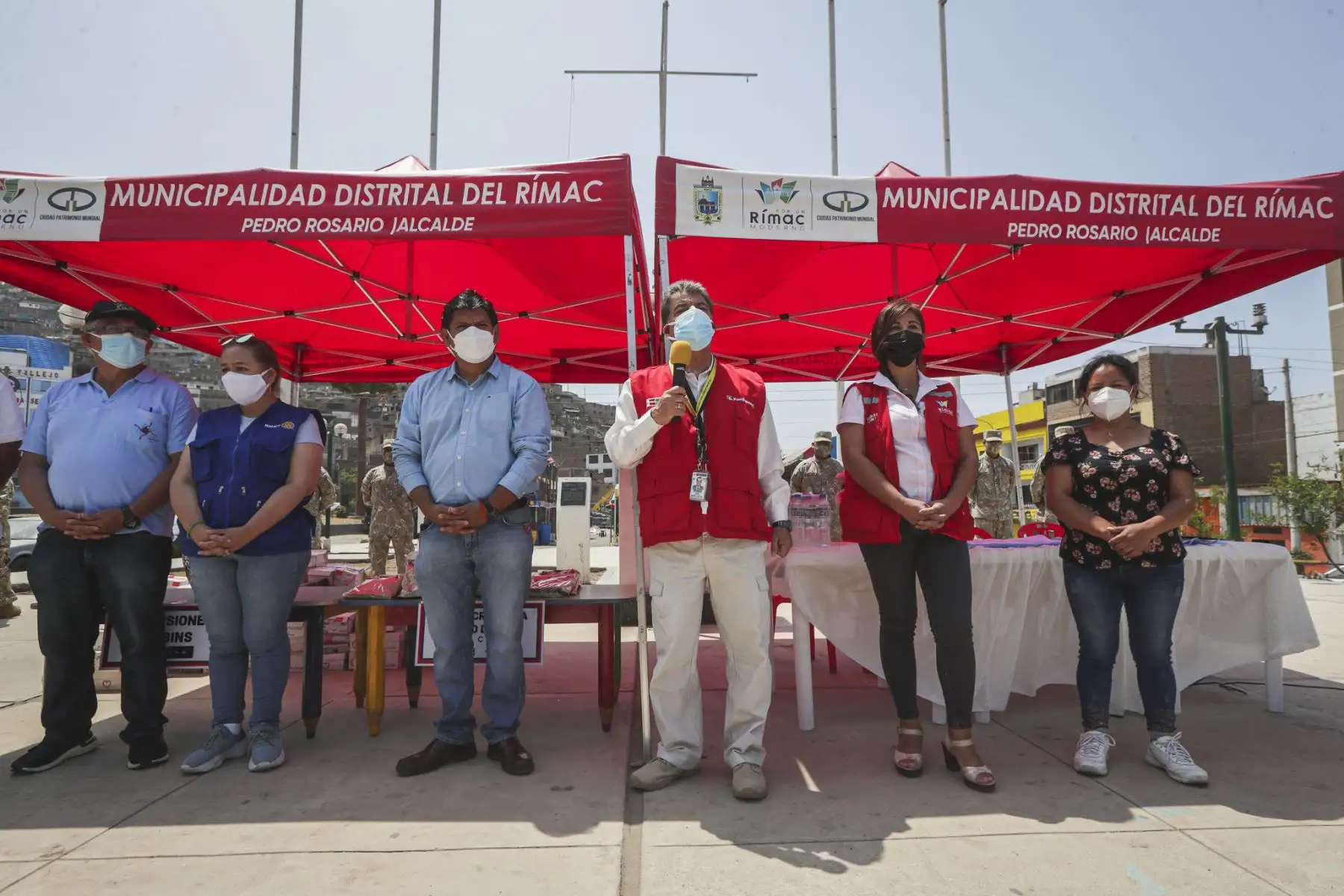 El ministerio de Defensa, en colaboración diversas instituciones entrega  bienes de ayuda humanitaria a 49 ollas comunes del distrito del Rímac.
Foto: Mindef