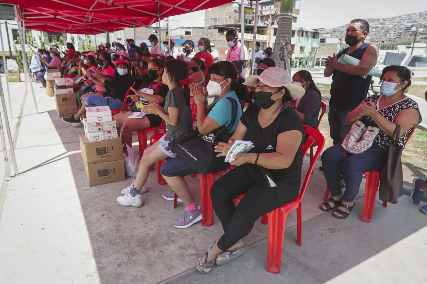 El ministerio de Defensa, en colaboración diversas instituciones entrega  bienes de ayuda humanitaria a 49 ollas comunes del distrito del Rímac.
Foto: Mindef