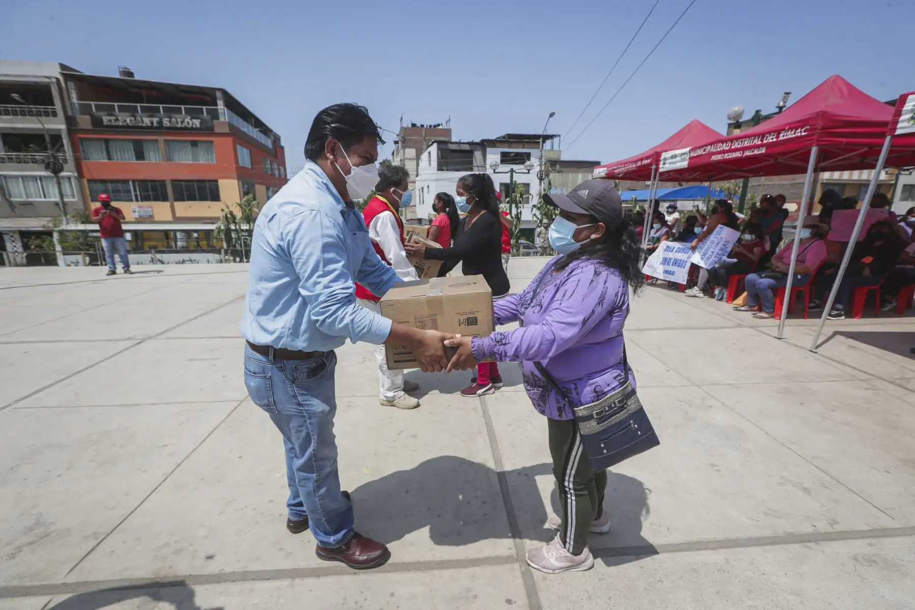 El ministerio de Defensa, en colaboración diversas instituciones entrega  bienes de ayuda humanitaria a 49 ollas comunes del distrito del Rímac.
Foto: Mindef