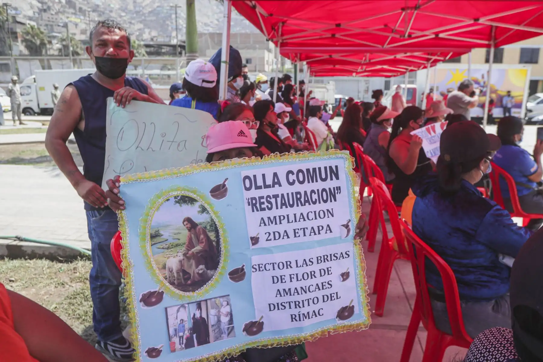 El ministerio de Defensa, en colaboración diversas instituciones entrega  bienes de ayuda humanitaria a 49 ollas comunes del distrito del Rímac.
Foto: Mindef