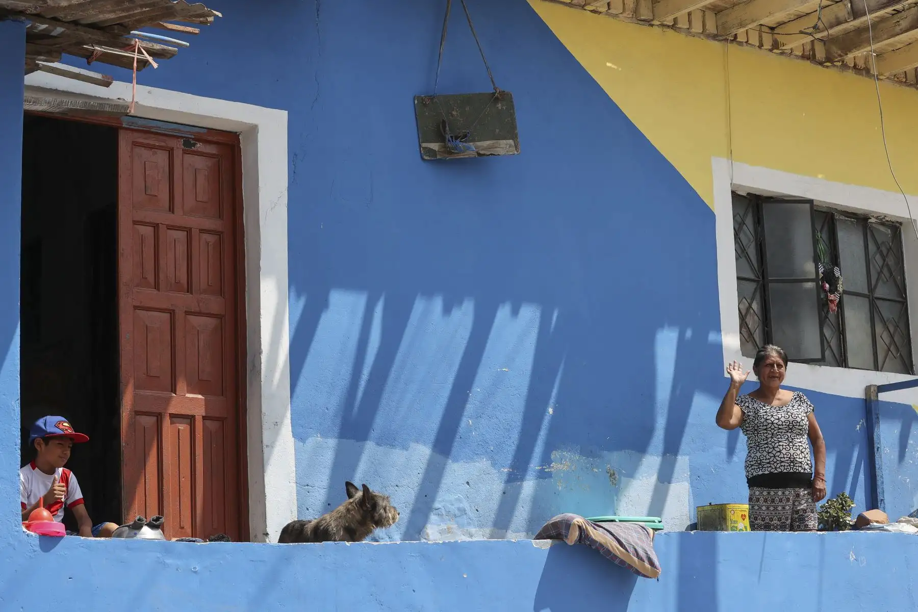 Este macromural, que significa un nuevo ícono para la ciudad de Lima, tiene más de 300 mil metros cuadrados, es símbolo de progreso y crecimiento para los vecinos del barrio de Leticia, beneficiando a más de 10,000 personas con el pintado de las fachadas de sus viviendas con la intervención artística, la cual impulsará la actividad económica y el turismo en la zona. Foto: ANDINA/Andrés Valle