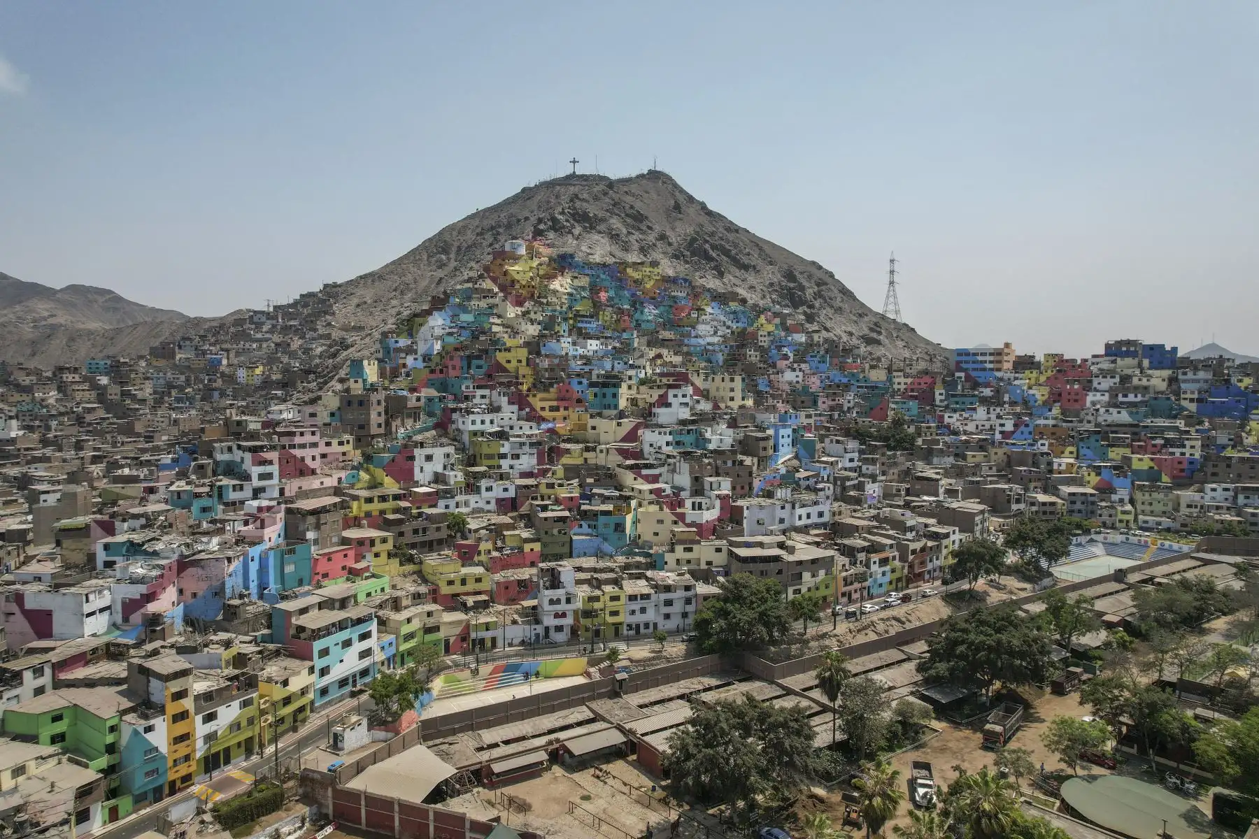 Presentan en el Parque de la Muralla, el mural artístico más grande del Perú, plasmado en el cerro San Cristóbal. Este macromural, que significa un nuevo ícono para la ciudad de Lima, tiene más de 300 mil metros cuadrados, es símbolo de progreso y crecimiento para los vecinos del barrio de Leticia, beneficiando a más de 10,000 personas con el pintado de las fachadas de sus viviendas con la intervención artística, la cual impulsará la actividad económica y el turismo en la zona. Foto: ANDINA/Andrés Valle