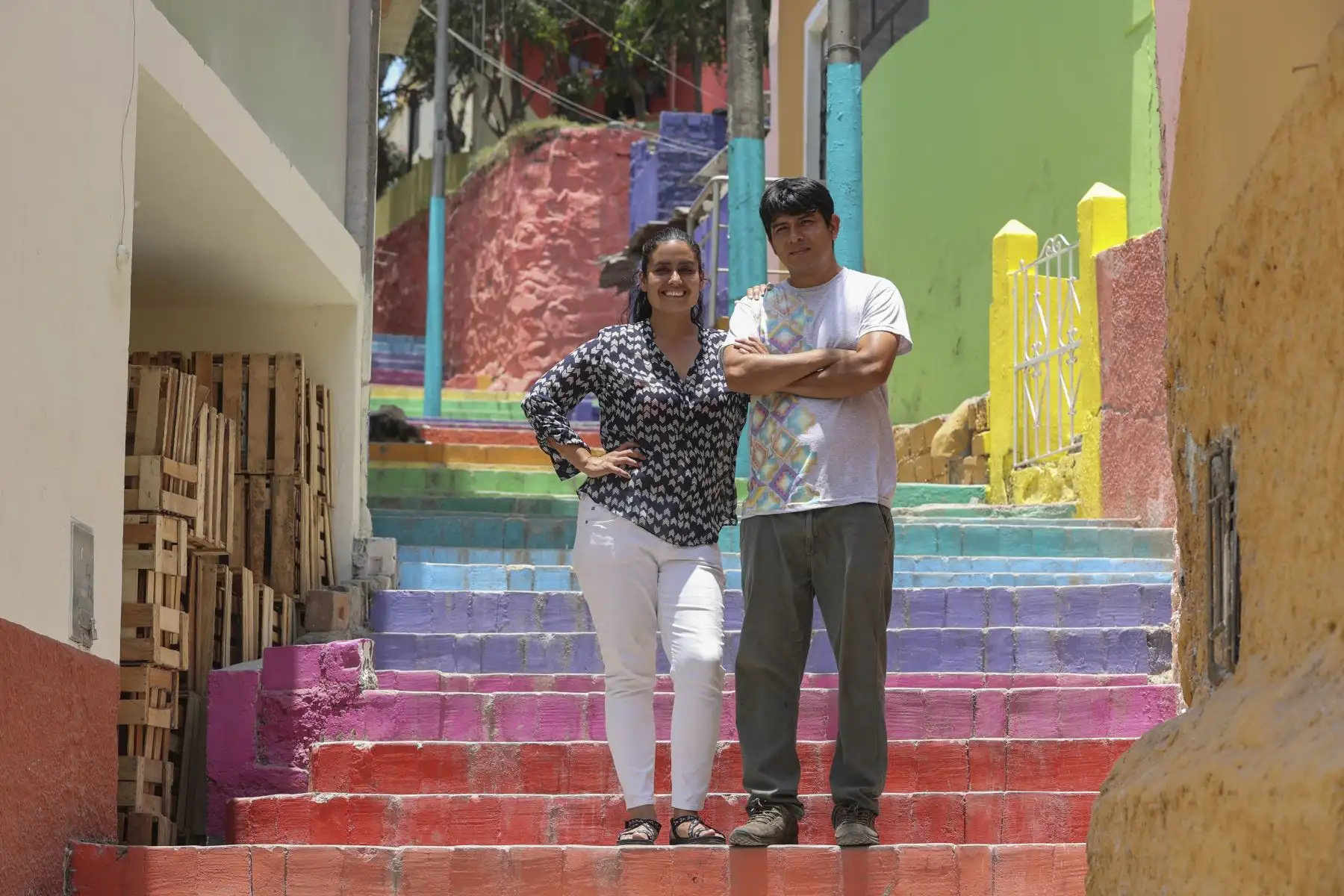 Carla Magán y Daniel Manrique, artistas y vecinos del San Cristóbal, Son líderes de Color Energía, colectivo autogestionario que ha desarrollado diferentes inciativas culturarles y artísticas en la zona y son los responsables de llevar a cabo esta obra. Foto: ANDINA/Andrés Valle