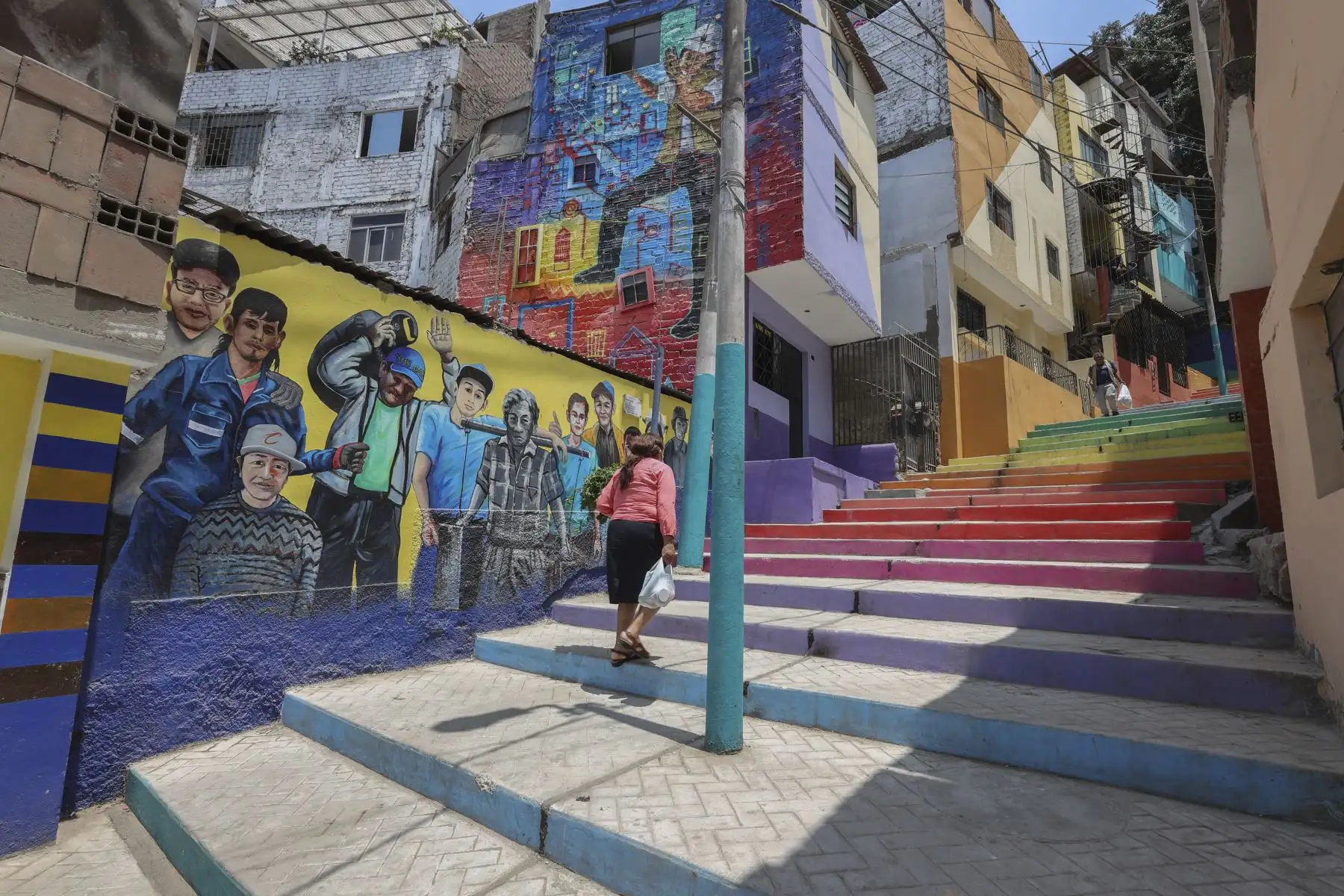 Este proyecto ha sido elaborado por la iniciativa “Proyecto Arcoíris” de la empresa Qroma, en coordinación con el colectivo artístico local Color Energía; con Aporta, que es la plataforma de Impacto Social de Breca; y con el respaldo de la Municipalidad de Lima. Foto: ANDINA/Andrés Valle