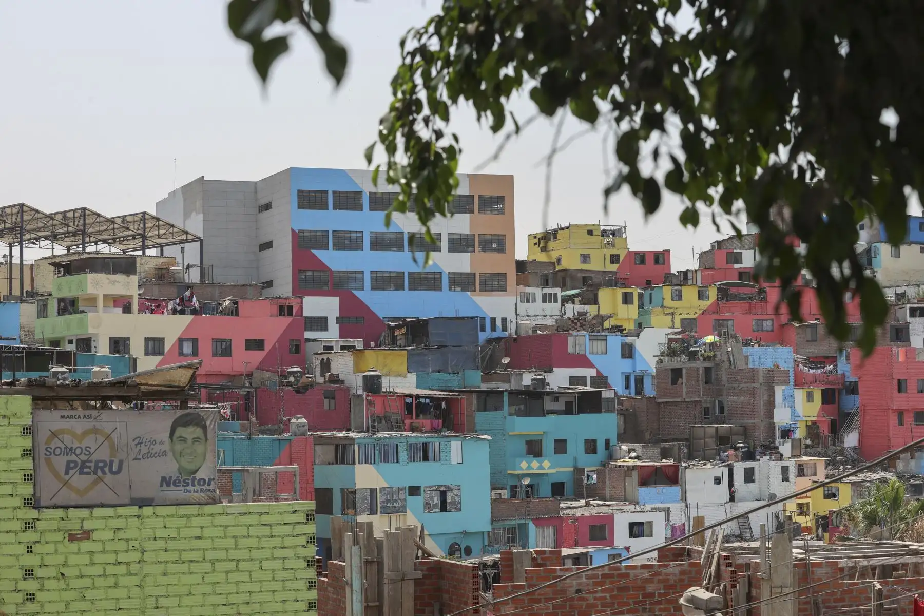 Este proyecto ha sido elaborado por la iniciativa “Proyecto Arcoíris” de la empresa Qroma, en coordinación con el colectivo artístico local Color Energía; con Aporta, que es la plataforma de Impacto Social de Breca; y con el respaldo de la Municipalidad de Lima. Foto: ANDINA/Andrés Valle